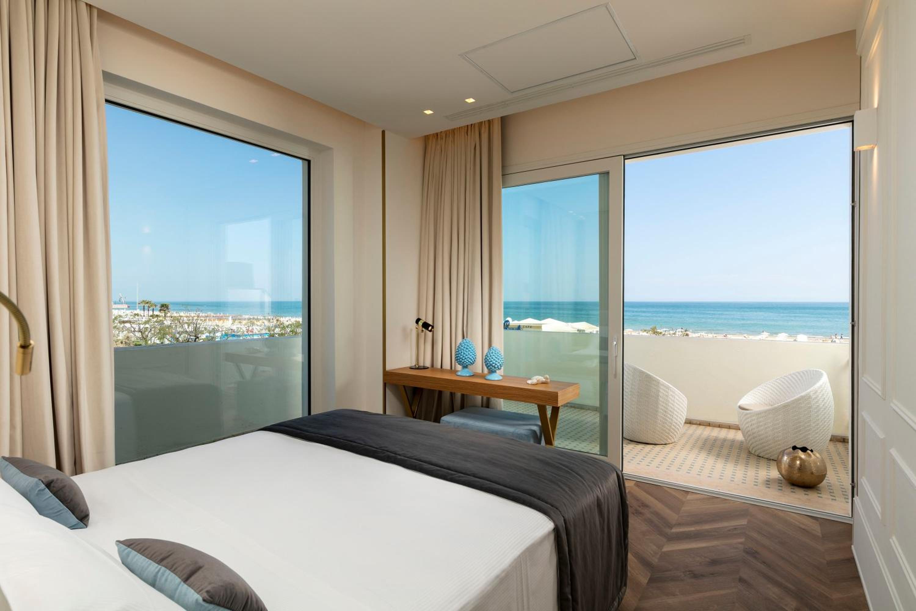 Queen Suite with Sea View - Photo 2