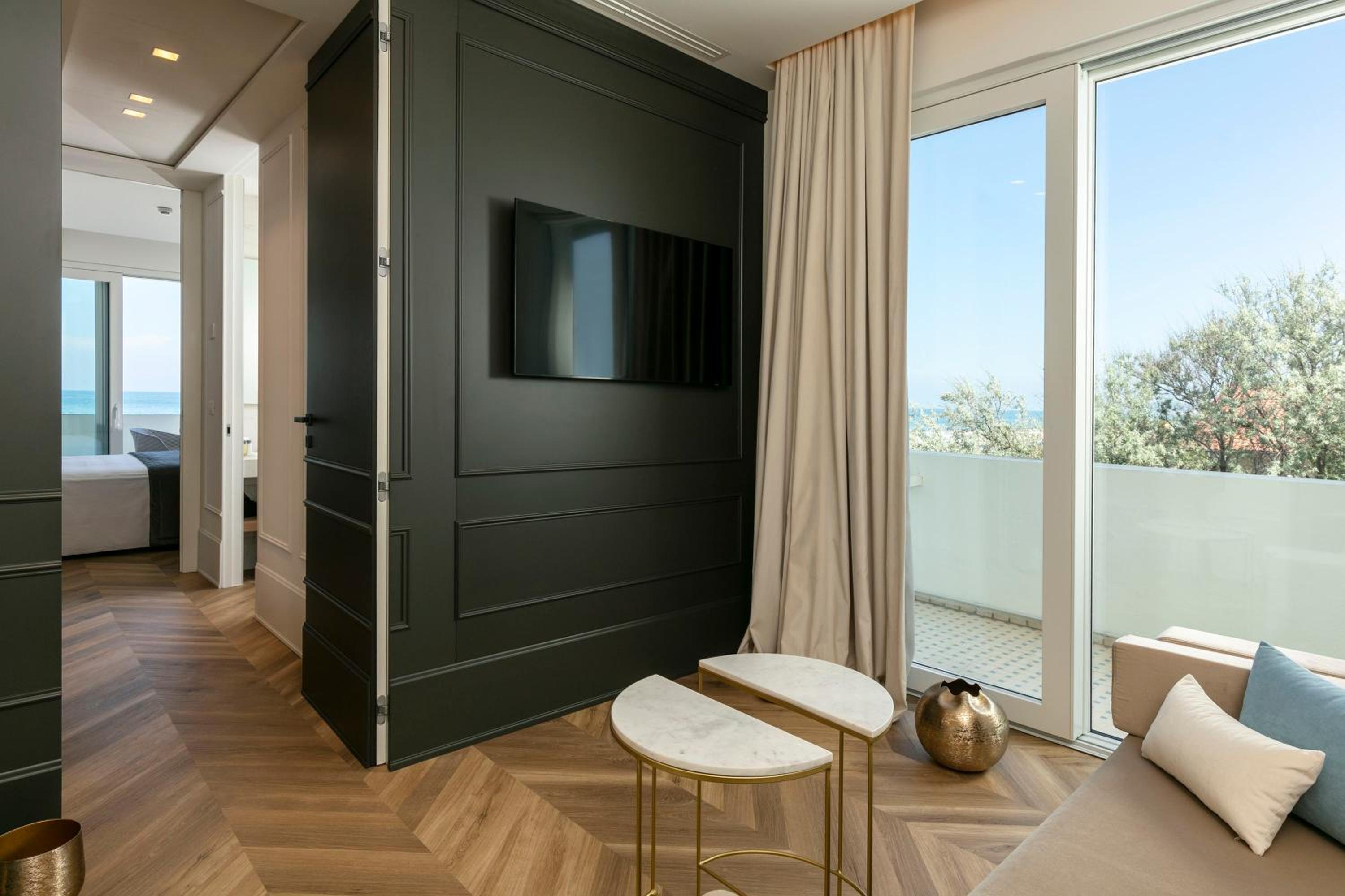 Queen Suite with Sea View - Photo 7