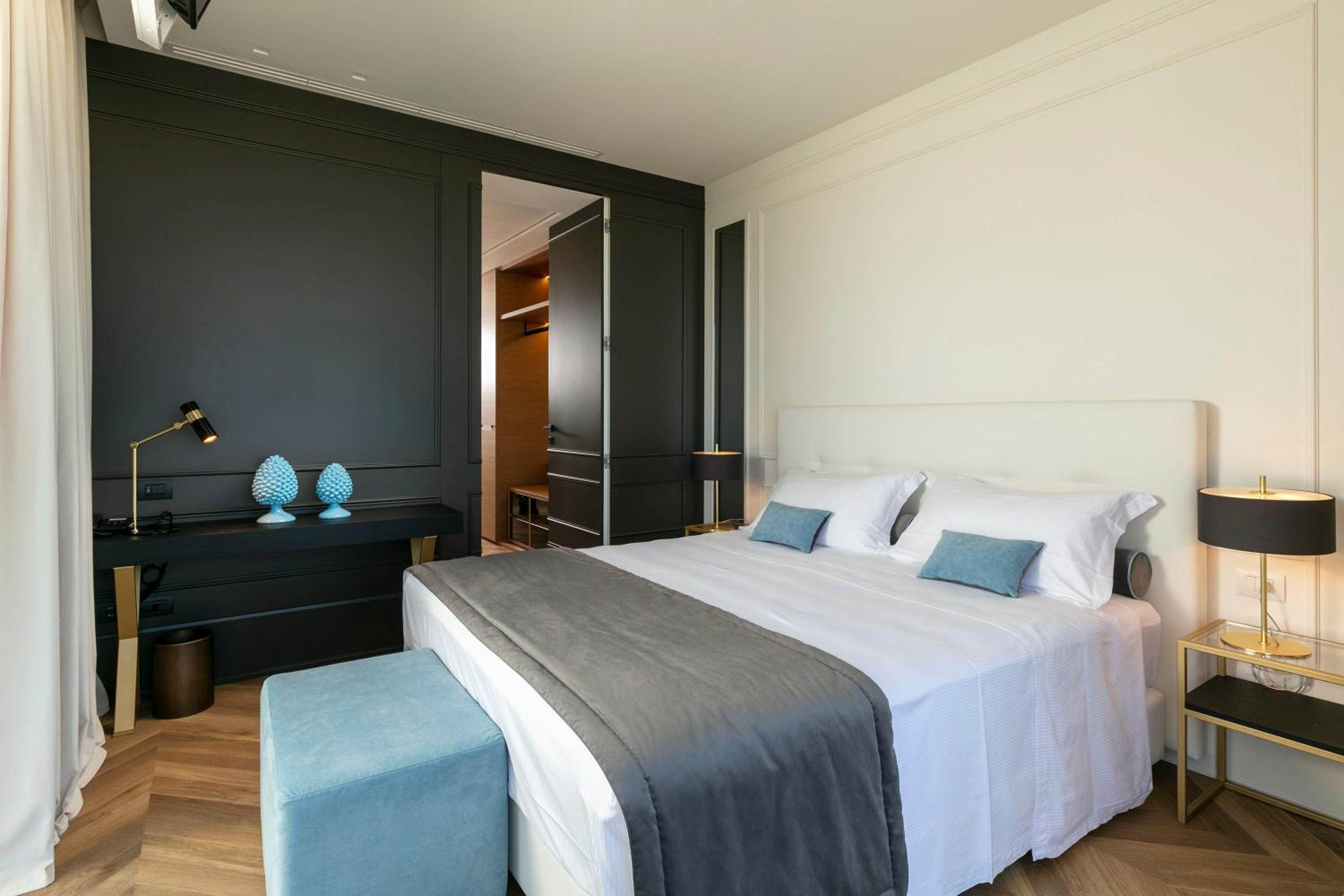 Queen Suite with Sea View - Photo 8