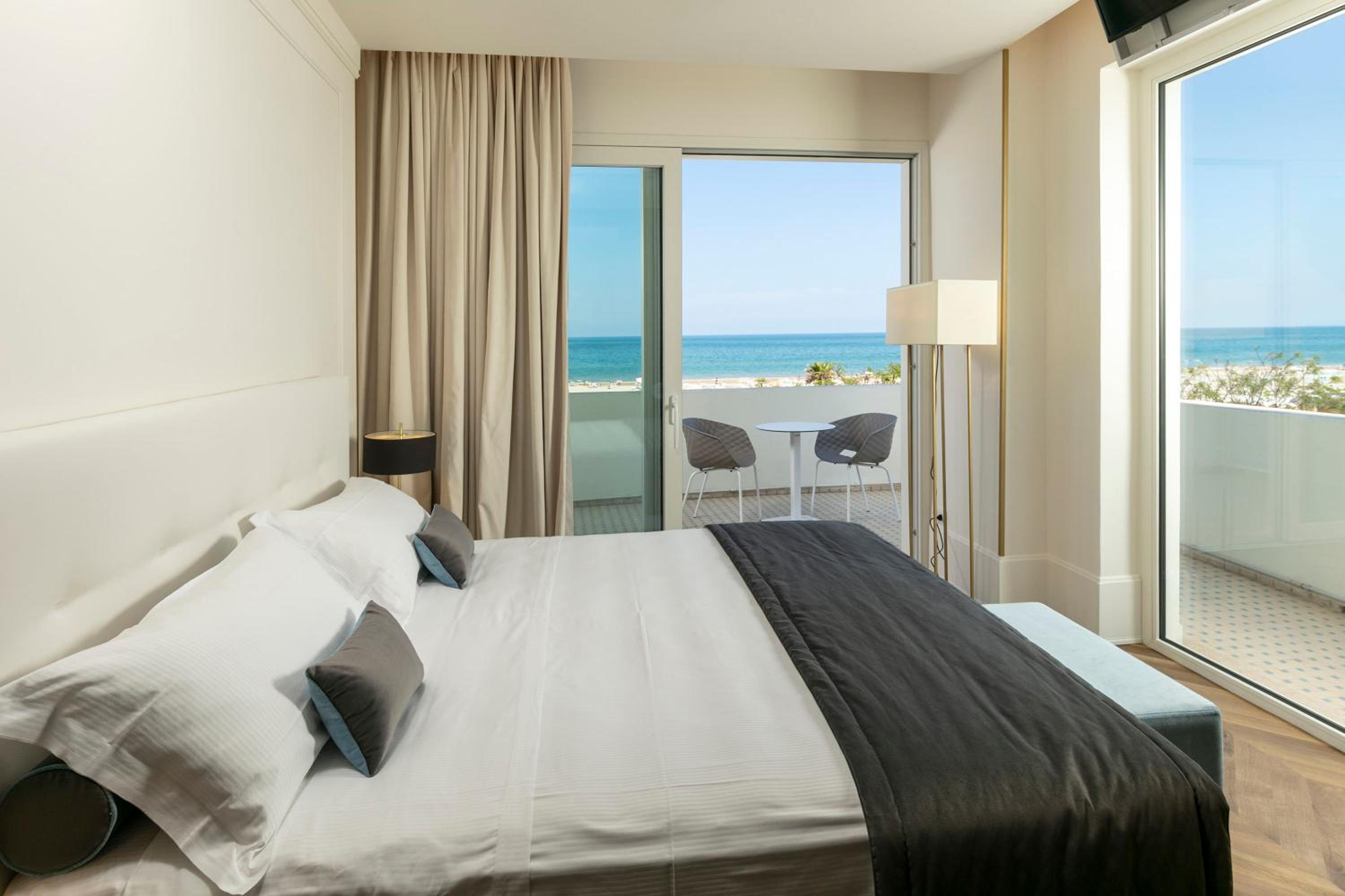 Queen Suite with Sea View - Photo 1