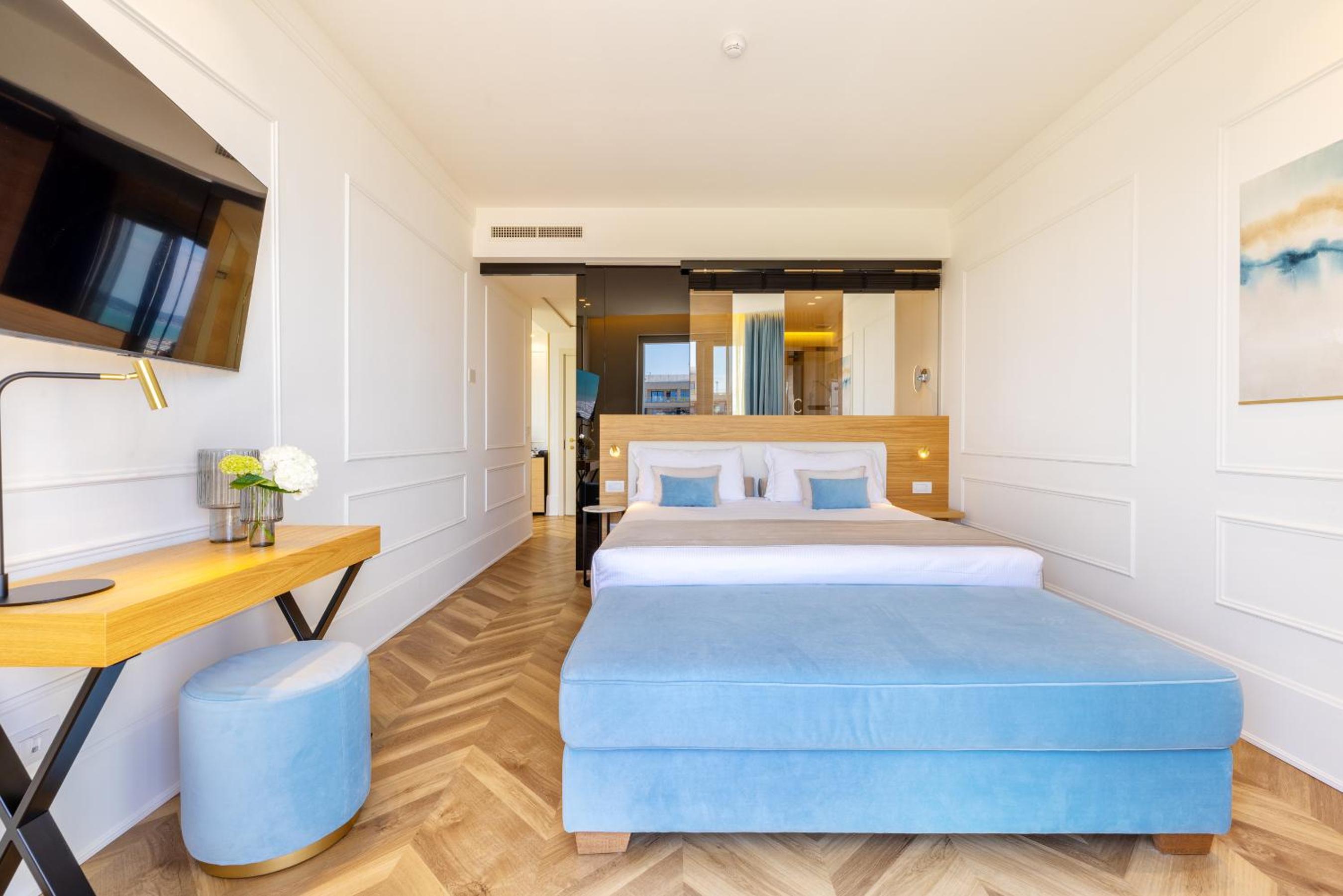Junior Suite Queen - Photo 1