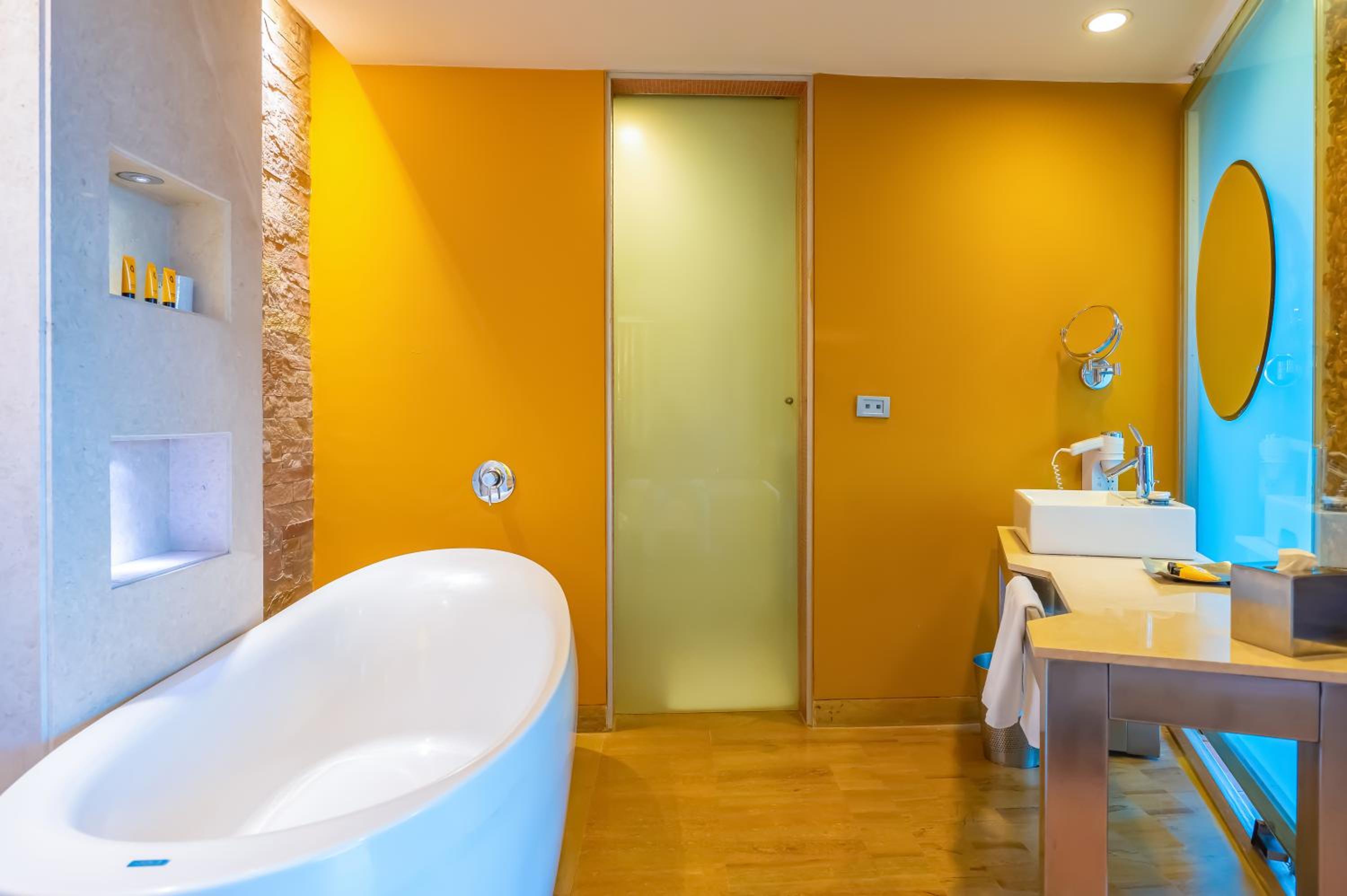 Suite with Bathtub with Complimentary 2 way Airport Transfer , 15% discount on Food & Soft Beverages and 10% discount on Laundry Services - Photo 7