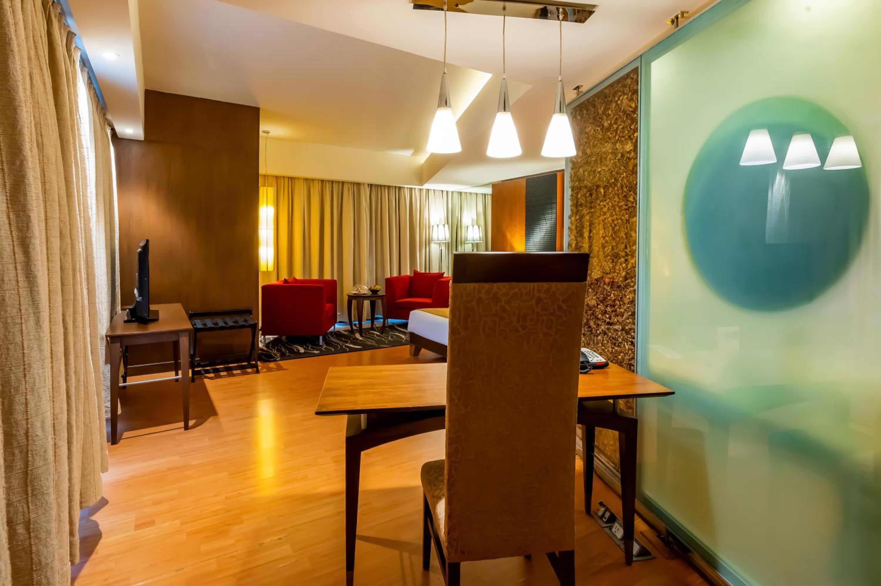 Suite with Bathtub with Complimentary 2 way Airport Transfer , 15% discount on Food & Soft Beverages and 10% discount on Laundry Services - Photo 8