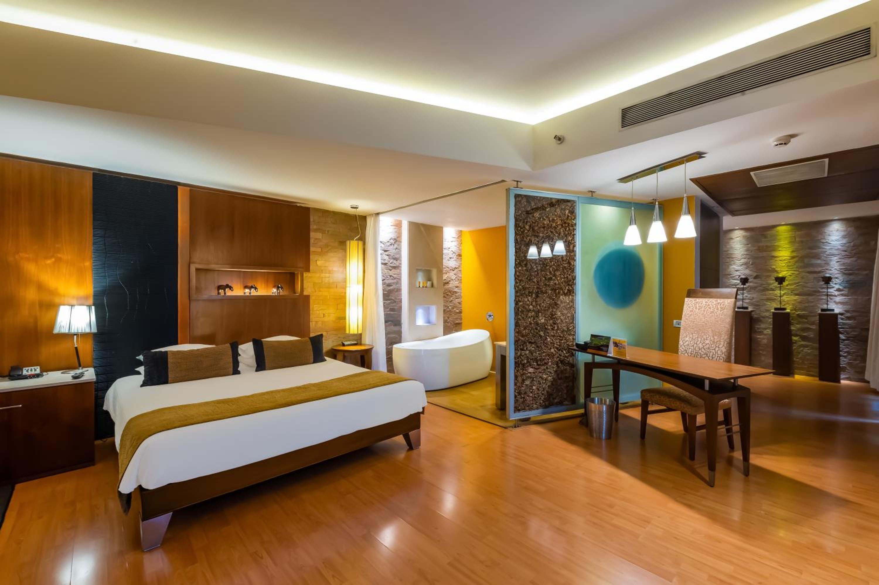 Suite with Bathtub with Complimentary 2 way Airport Transfer , 15% discount on Food & Soft Beverages and 10% discount on Laundry Services - Photo 9