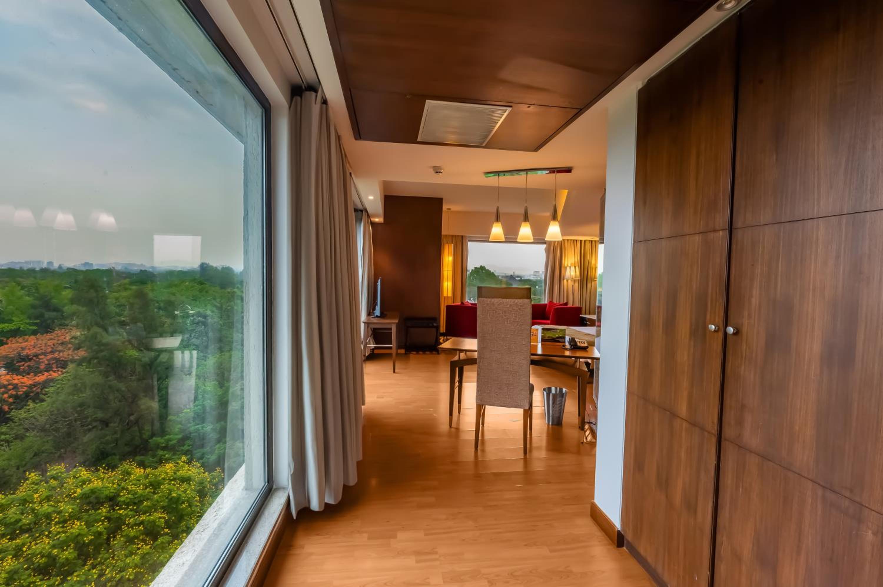 Suite with Bathtub with Complimentary 2 way Airport Transfer , 15% discount on Food & Soft Beverages and 10% discount on Laundry Services - Photo 10