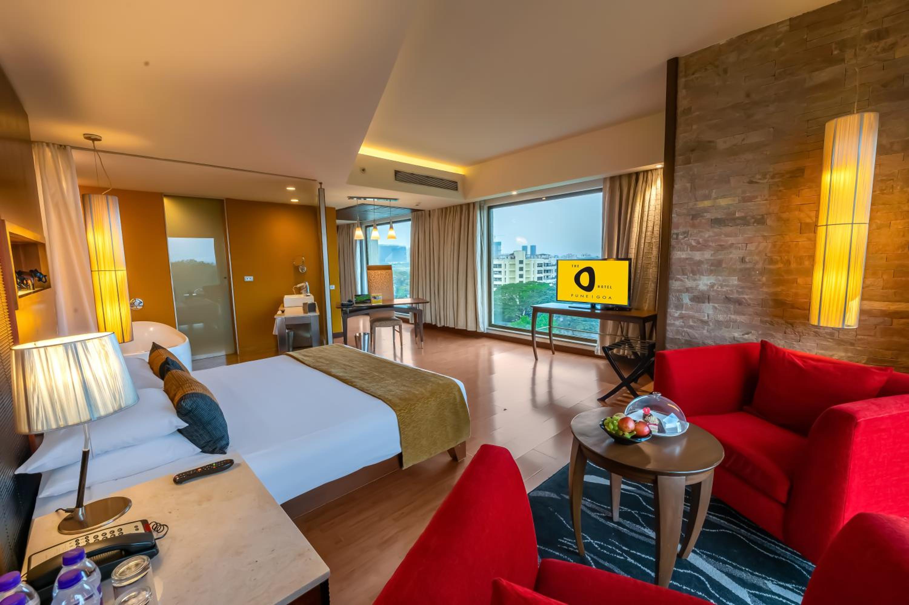 Suite with Bathtub with Complimentary 2 way Airport Transfer , 15% discount on Food & Soft Beverages and 10% discount on Laundry Services - Photo 1