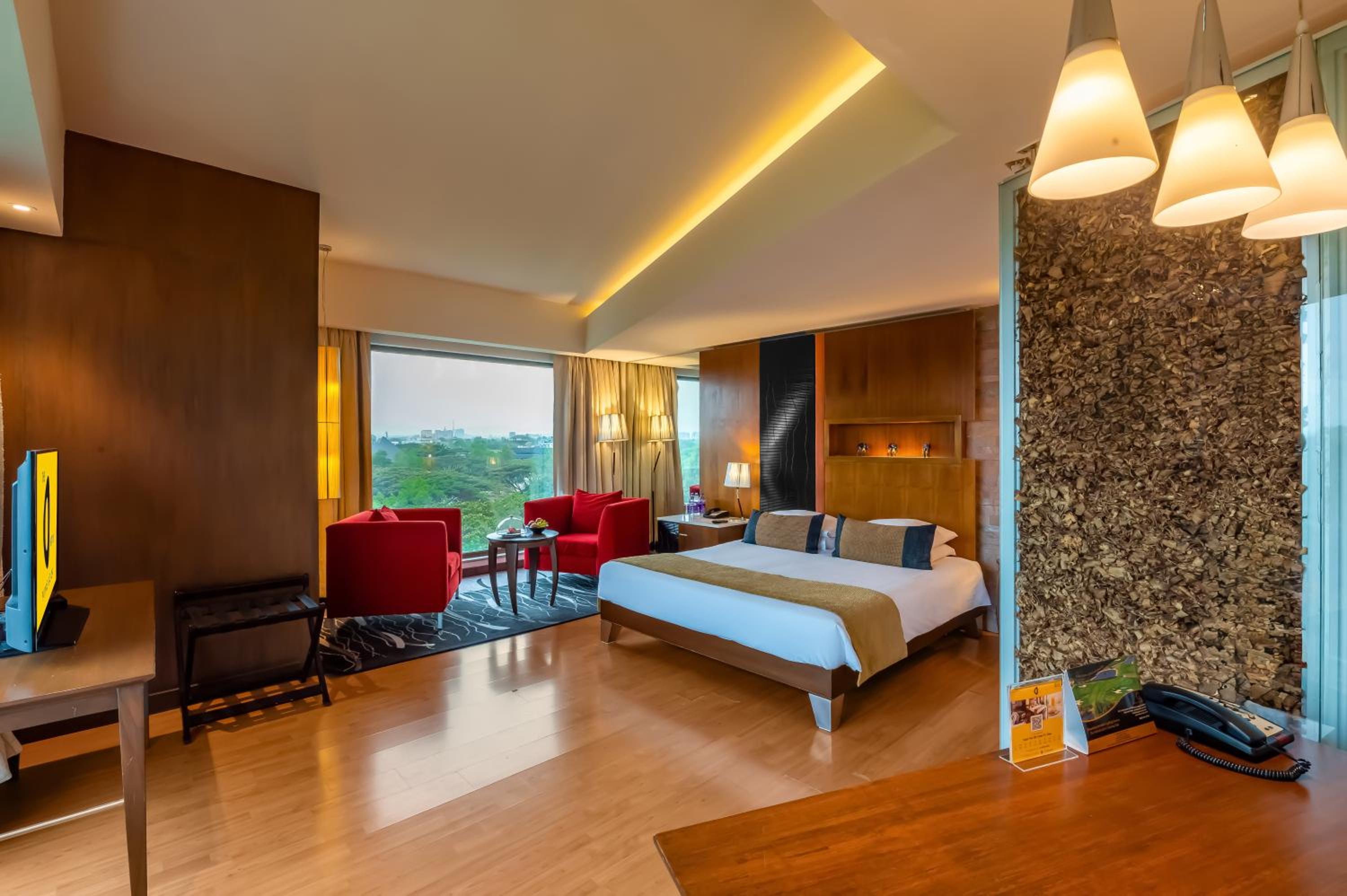 Suite with Bathtub with Complimentary 2 way Airport Transfer , 15% discount on Food & Soft Beverages and 10% discount on Laundry Services - Photo 2
