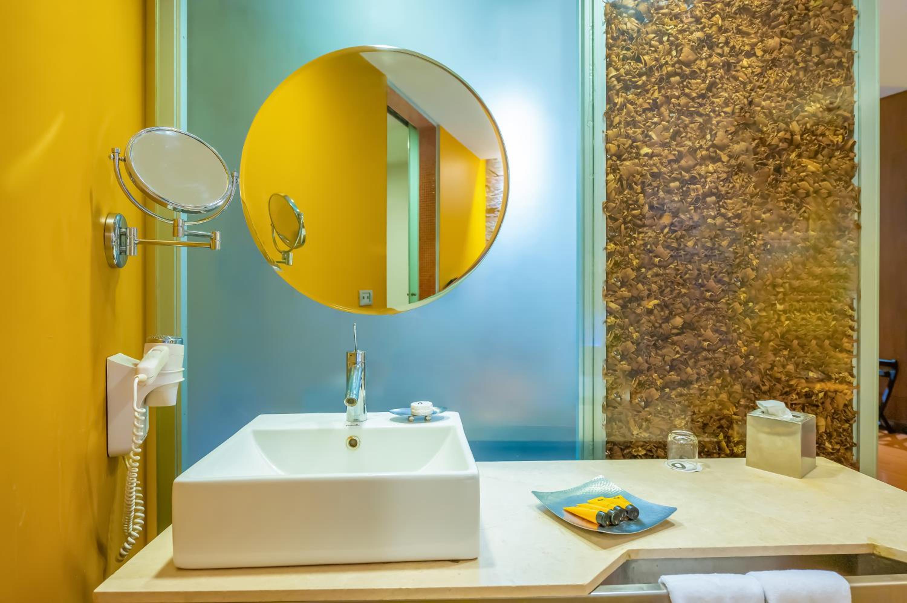 Suite with Bathtub with Complimentary 2 way Airport Transfer , 15% discount on Food & Soft Beverages and 10% discount on Laundry Services - Photo 3