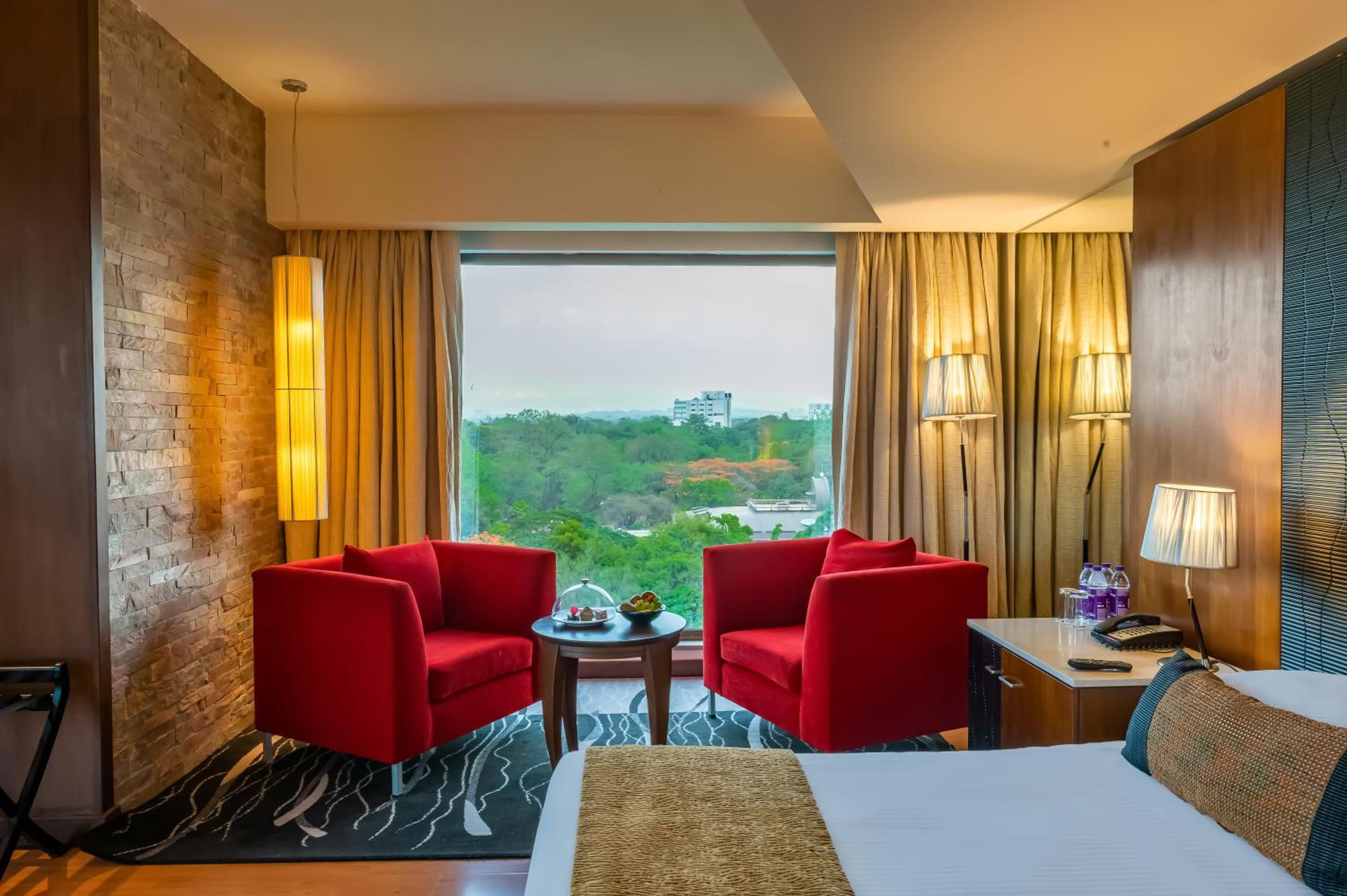 Suite with Bathtub with Complimentary 2 way Airport Transfer , 15% discount on Food & Soft Beverages and 10% discount on Laundry Services - Photo 4