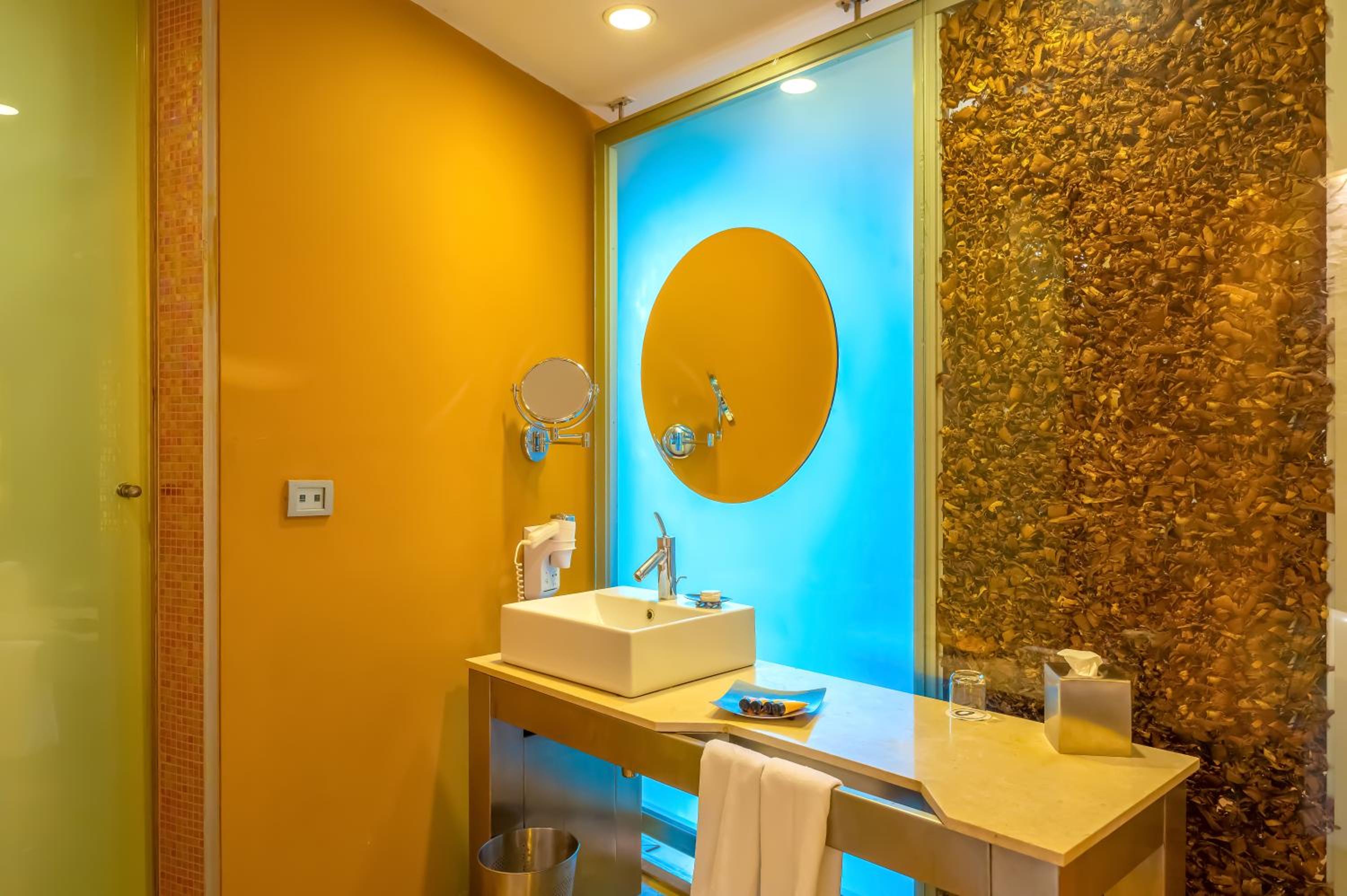 Suite with Bathtub with Complimentary 2 way Airport Transfer , 15% discount on Food & Soft Beverages and 10% discount on Laundry Services - Photo 5