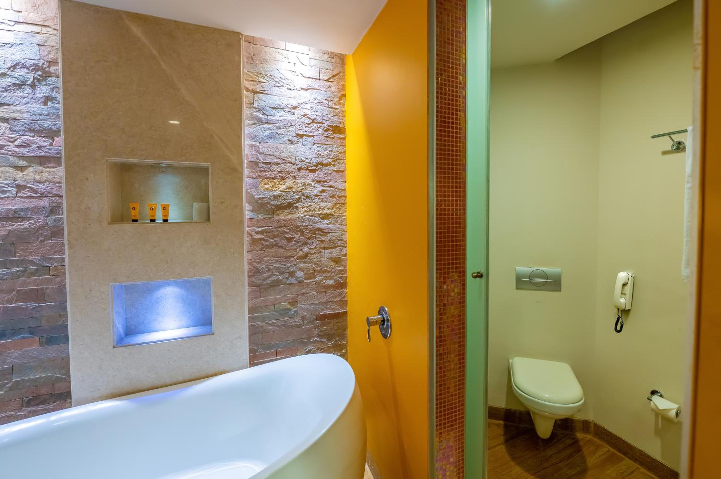 Suite with Bathtub with Complimentary 2 way Airport Transfer , 15% discount on Food & Soft Beverages and 10% discount on Laundry Services - Photo 6