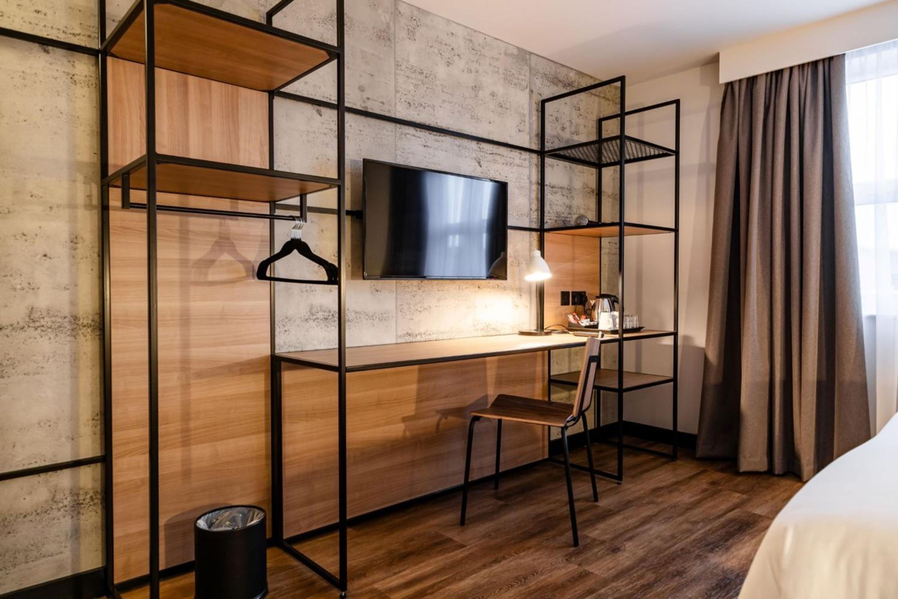 Standard Room with One Double Bed and Two Single Beds - Photo 5