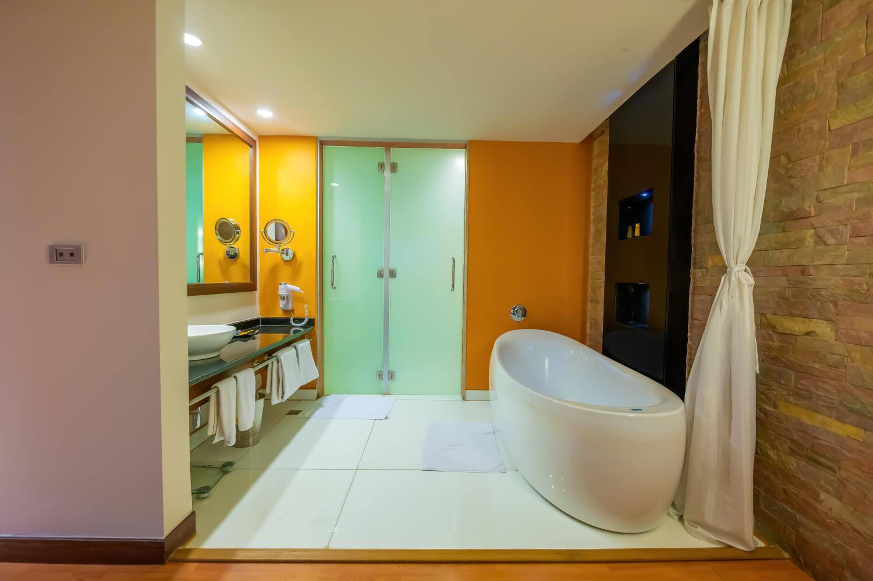 Presidential Suite with Bathtub, 2 way Airport Transfer photo 3