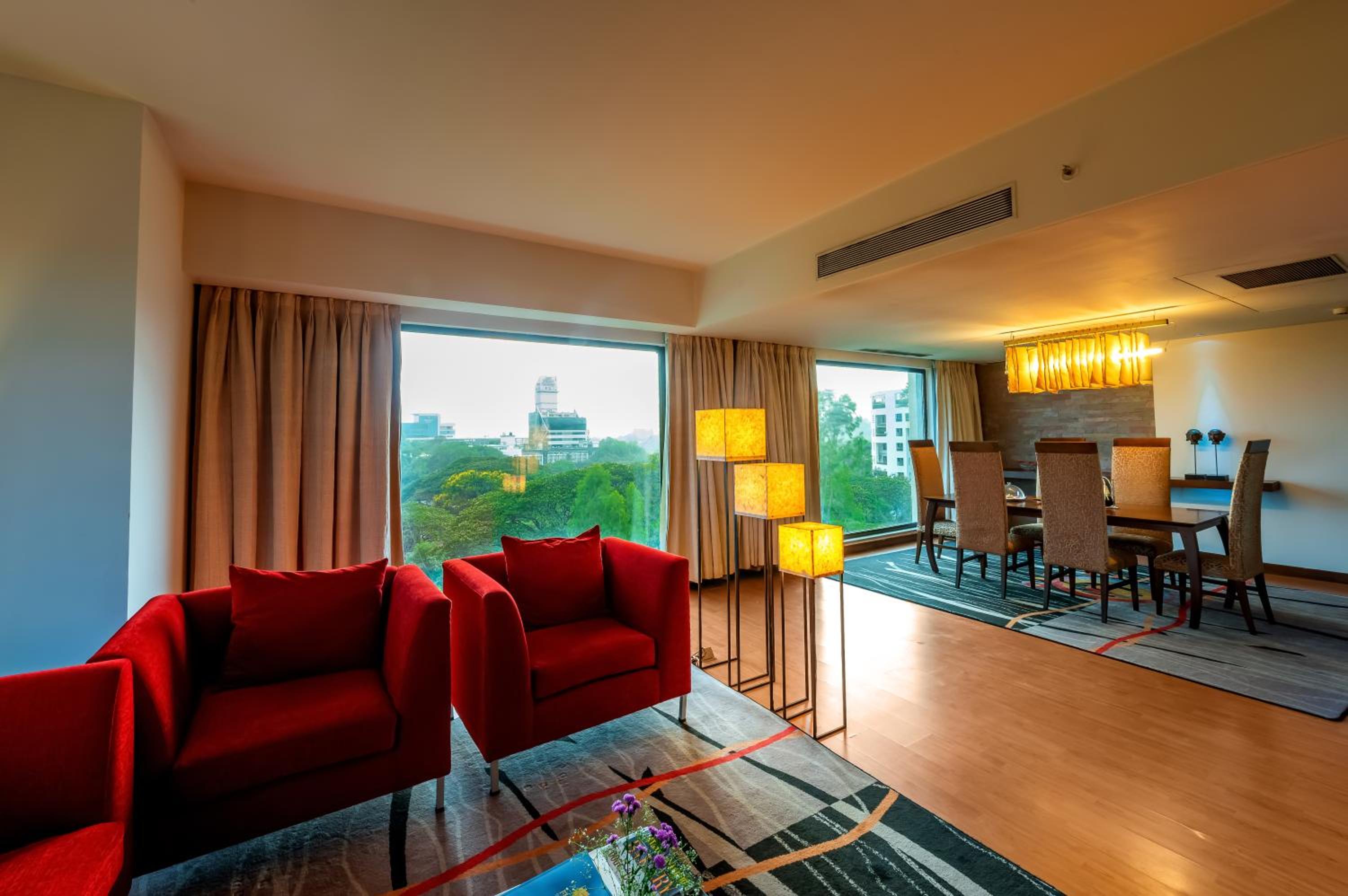 Presidential Suite with Bathtub, 2 way Airport Transfer photo 2