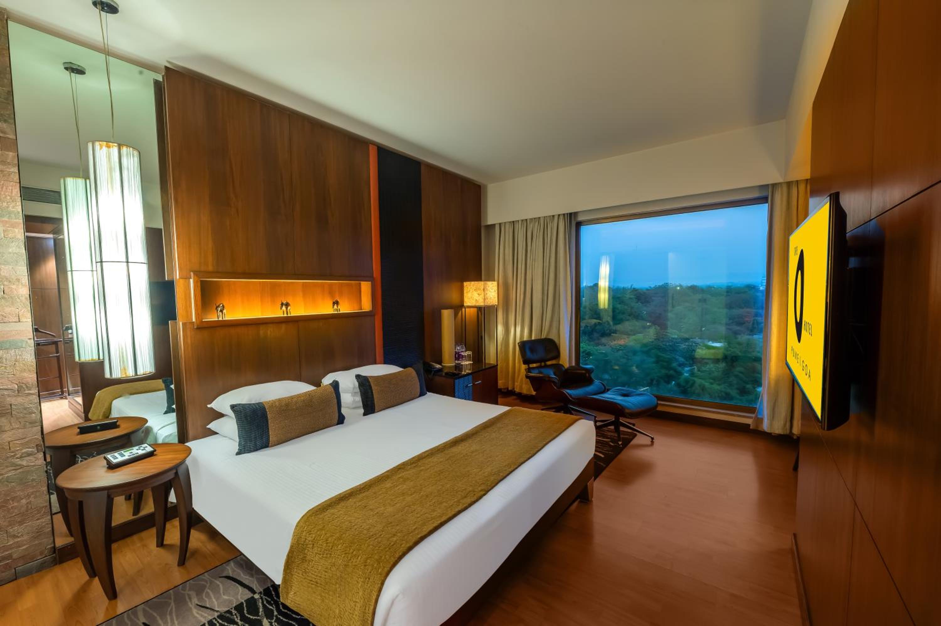 Presidential Suite with Bathtub, 2 way Airport Transfer