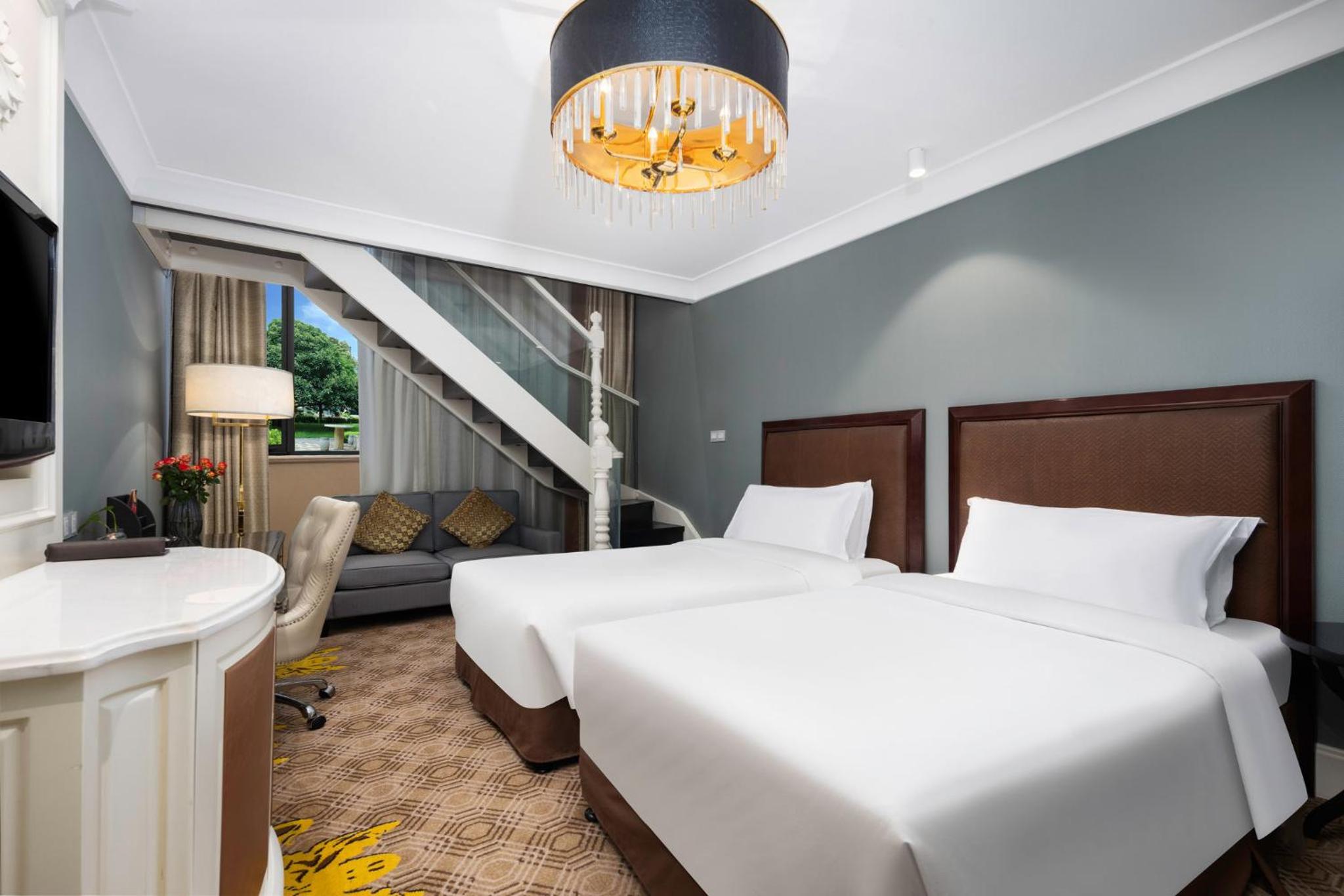 Junior King Suite Loft with One King and Two Twin Beds - Lounge Access - Photo 1