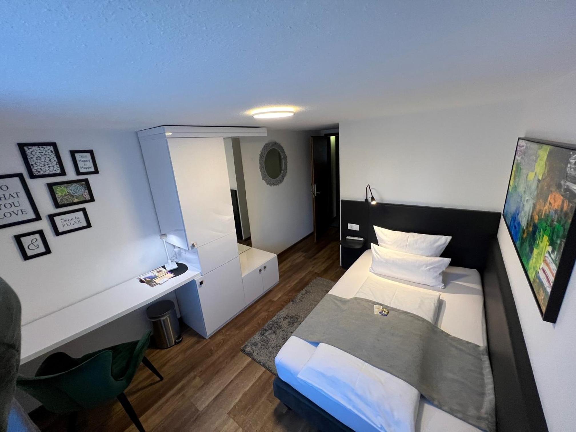 Single Room with Private Bathroom photo 3