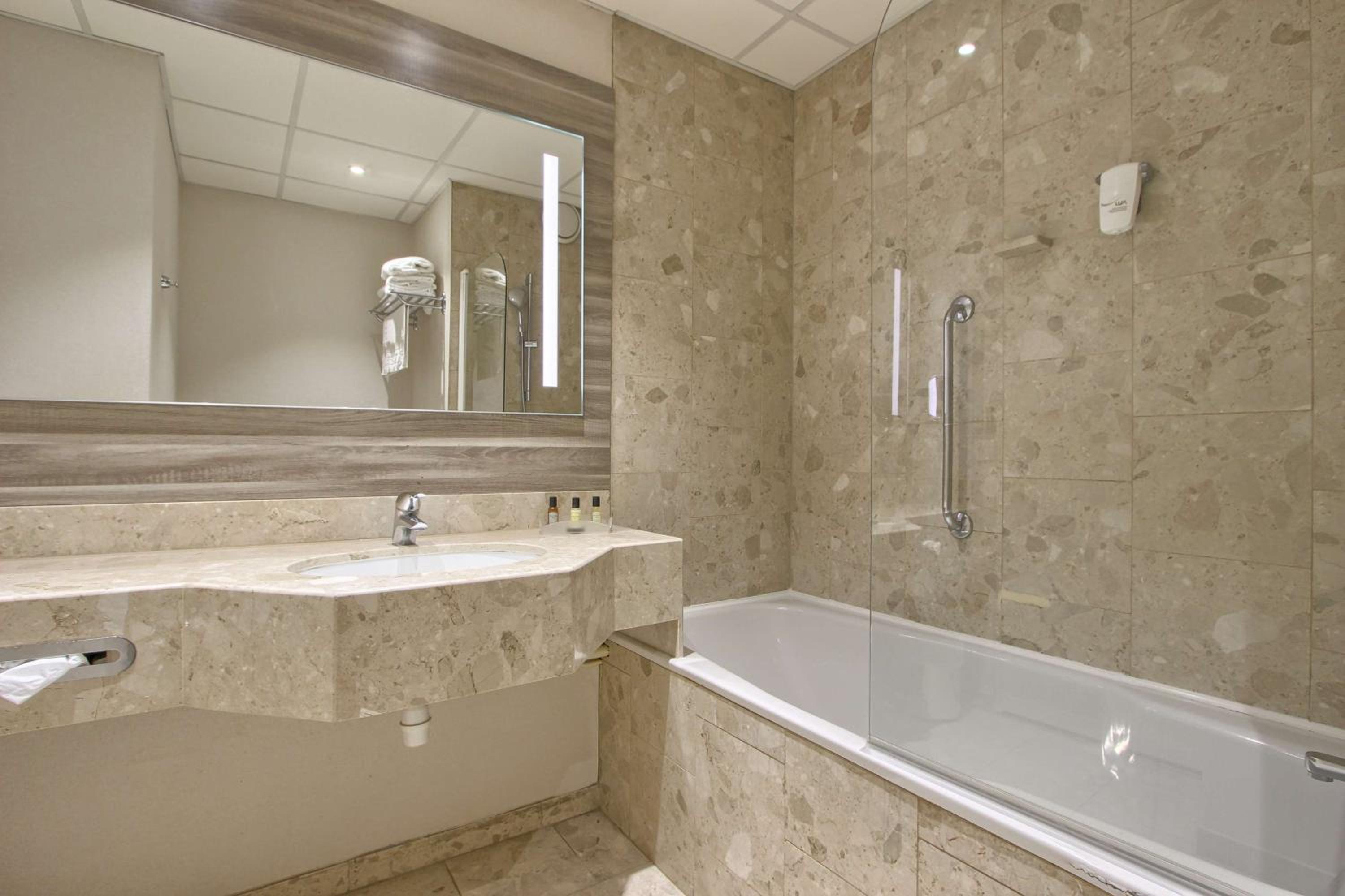 Standard Twin Room - Photo 4