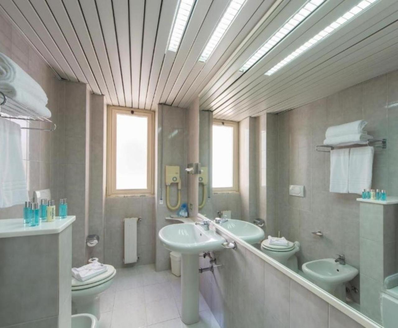 Standard Double Room - Photo 4