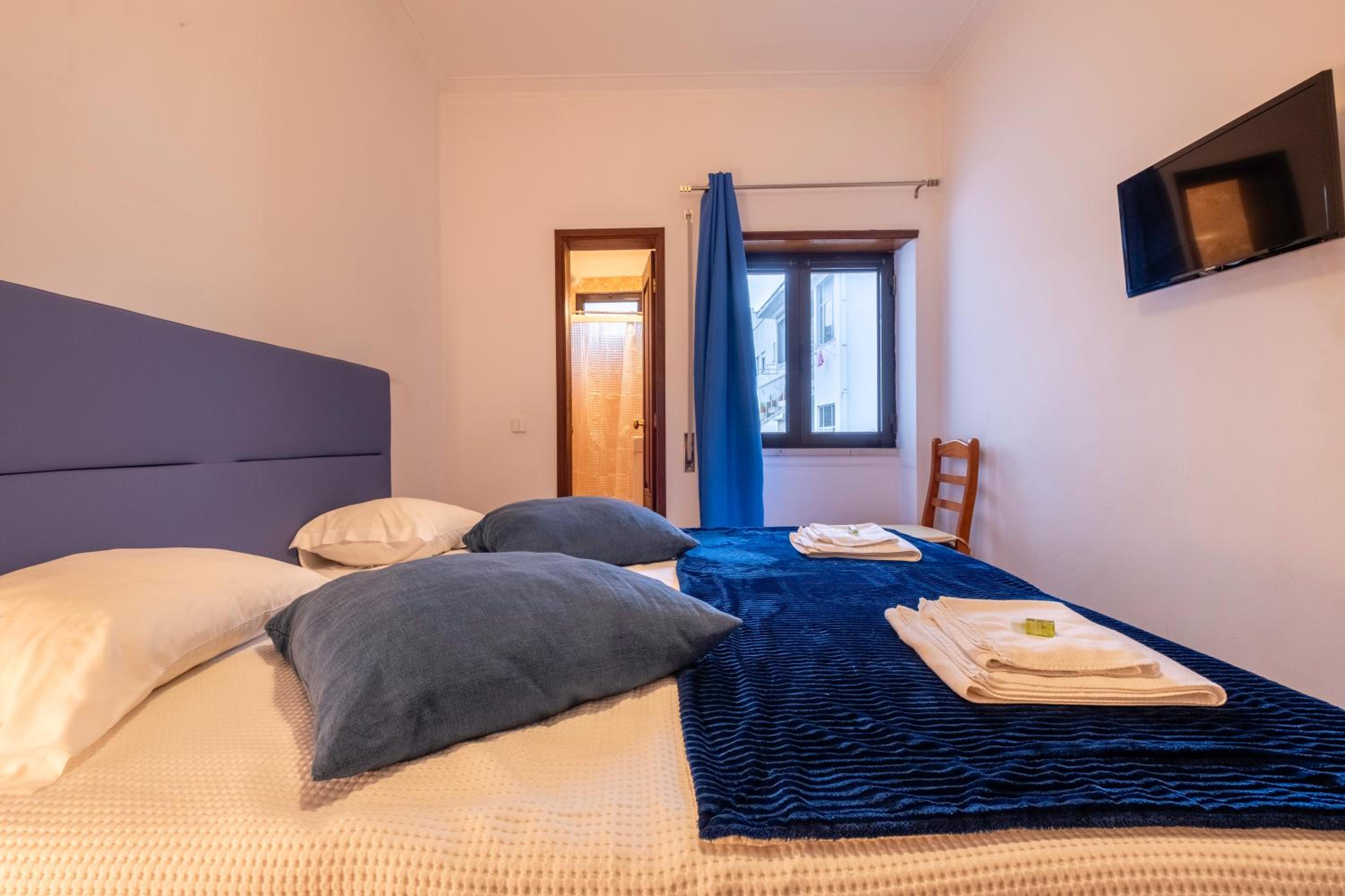 Twin Room with Private Bathroom - Photo 8