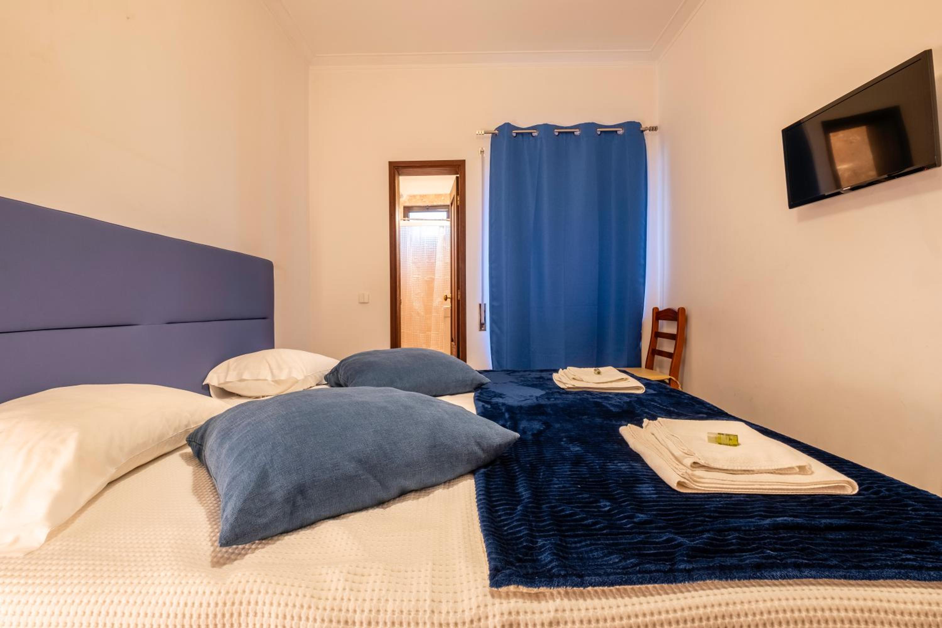 Twin Room with Private Bathroom - Photo 6