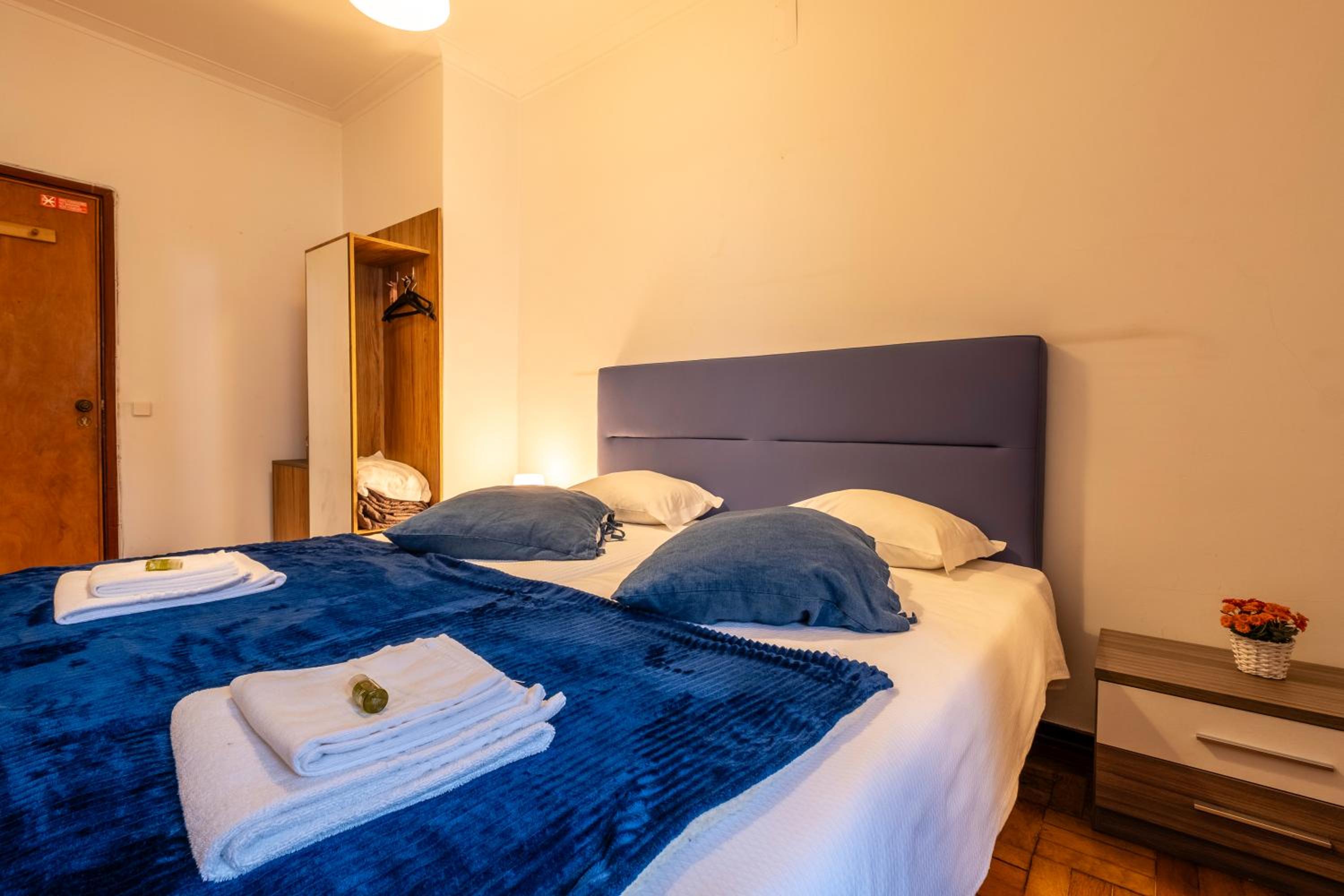 Twin Room with Private Bathroom - Photo 3