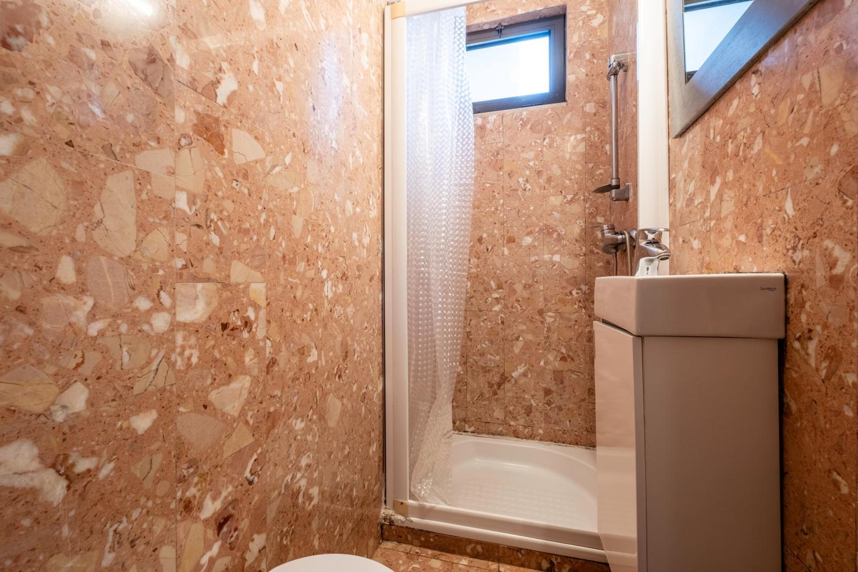 Twin Room with Private Bathroom - Photo 7