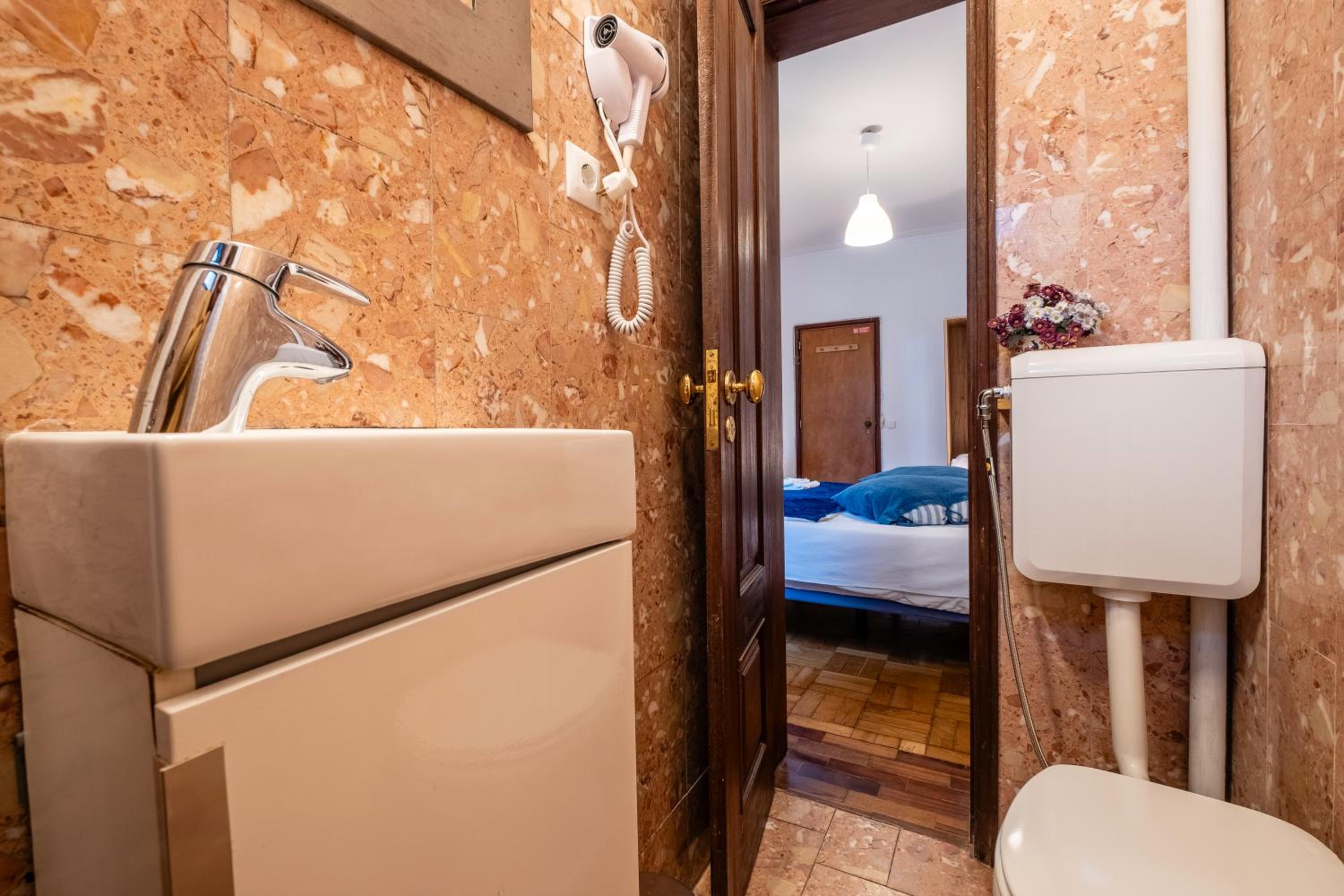 Twin Room with Private Bathroom - Photo 2