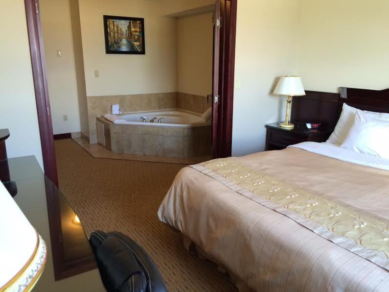 Deluxe King Suite - Non-Smoking - Photo 2
