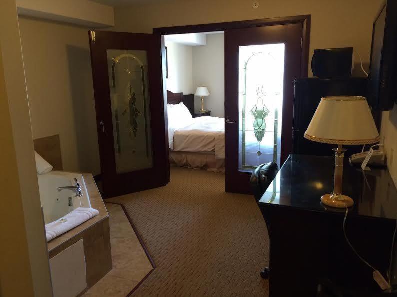 Deluxe King Suite - Non-Smoking - Photo 3