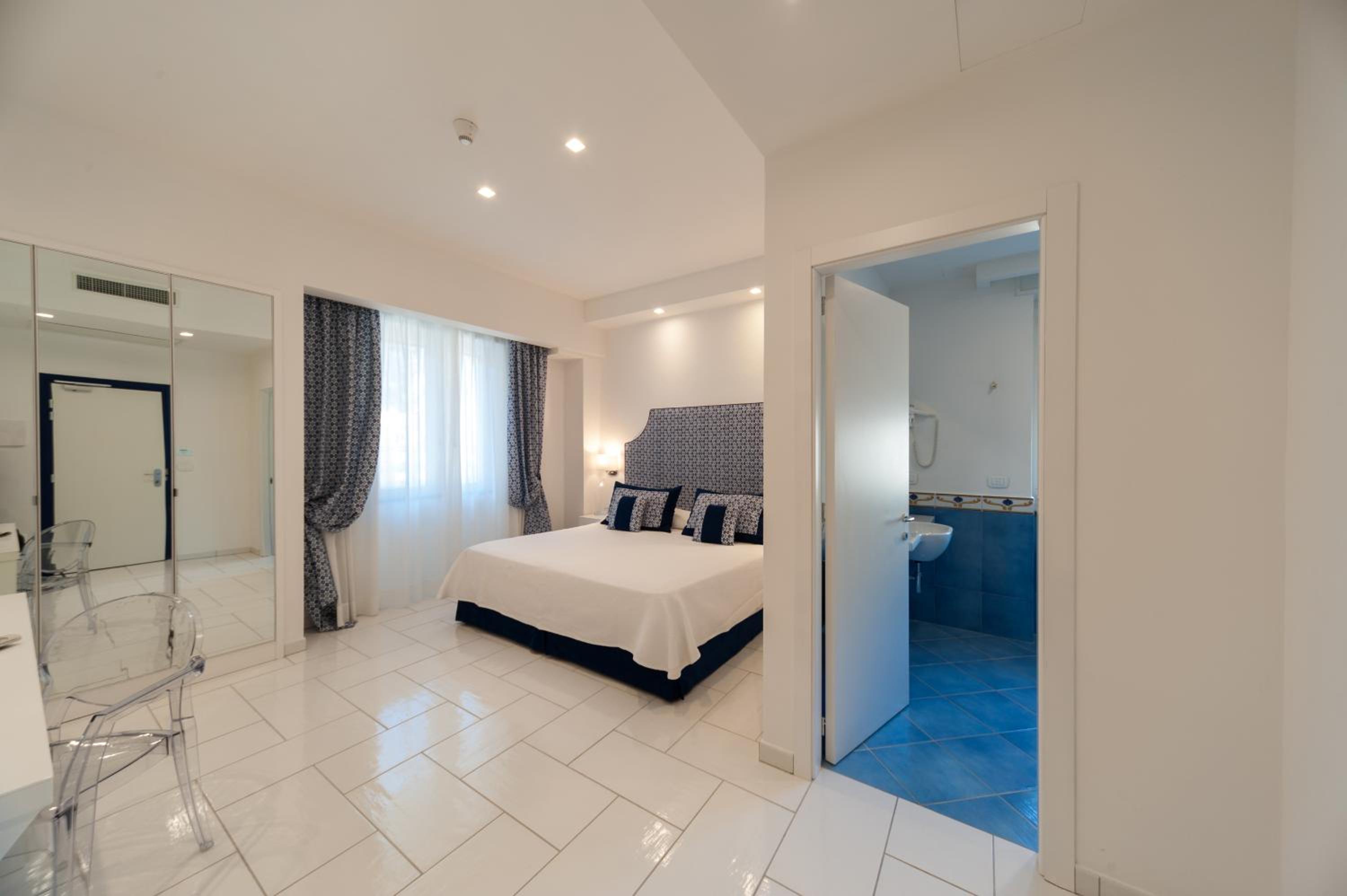 Classic Double Room - Photo 10