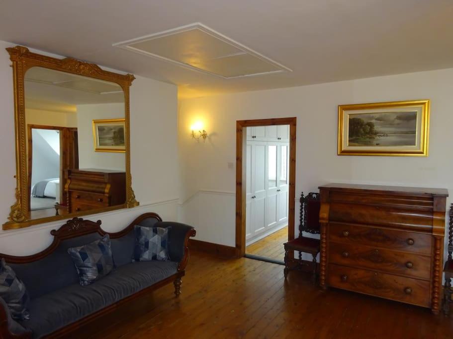 Five-Bedroom House photo 1