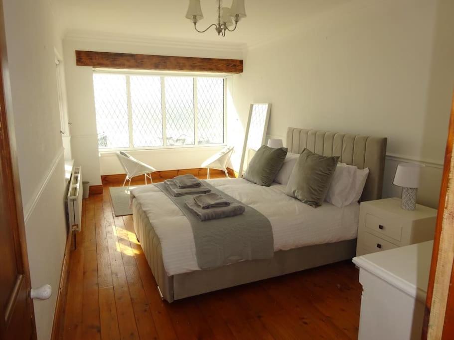 Five-Bedroom House photo 2