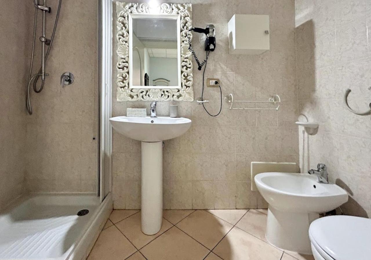 Standard Double Room - Photo 6