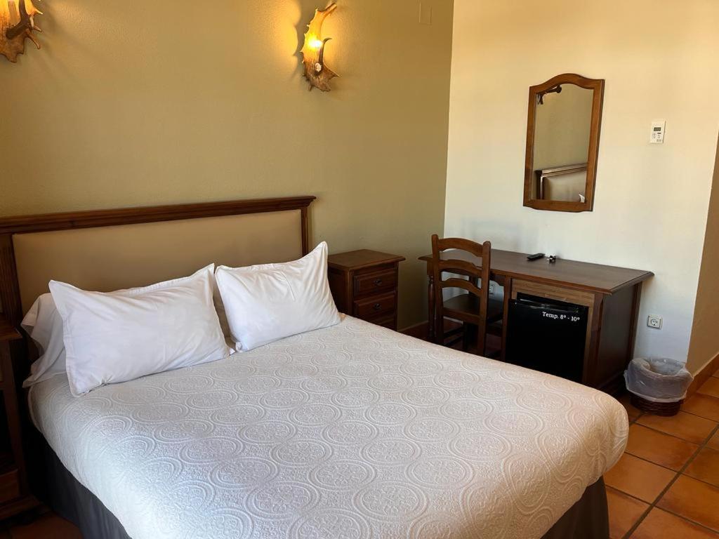 Double or Twin Room photo 3