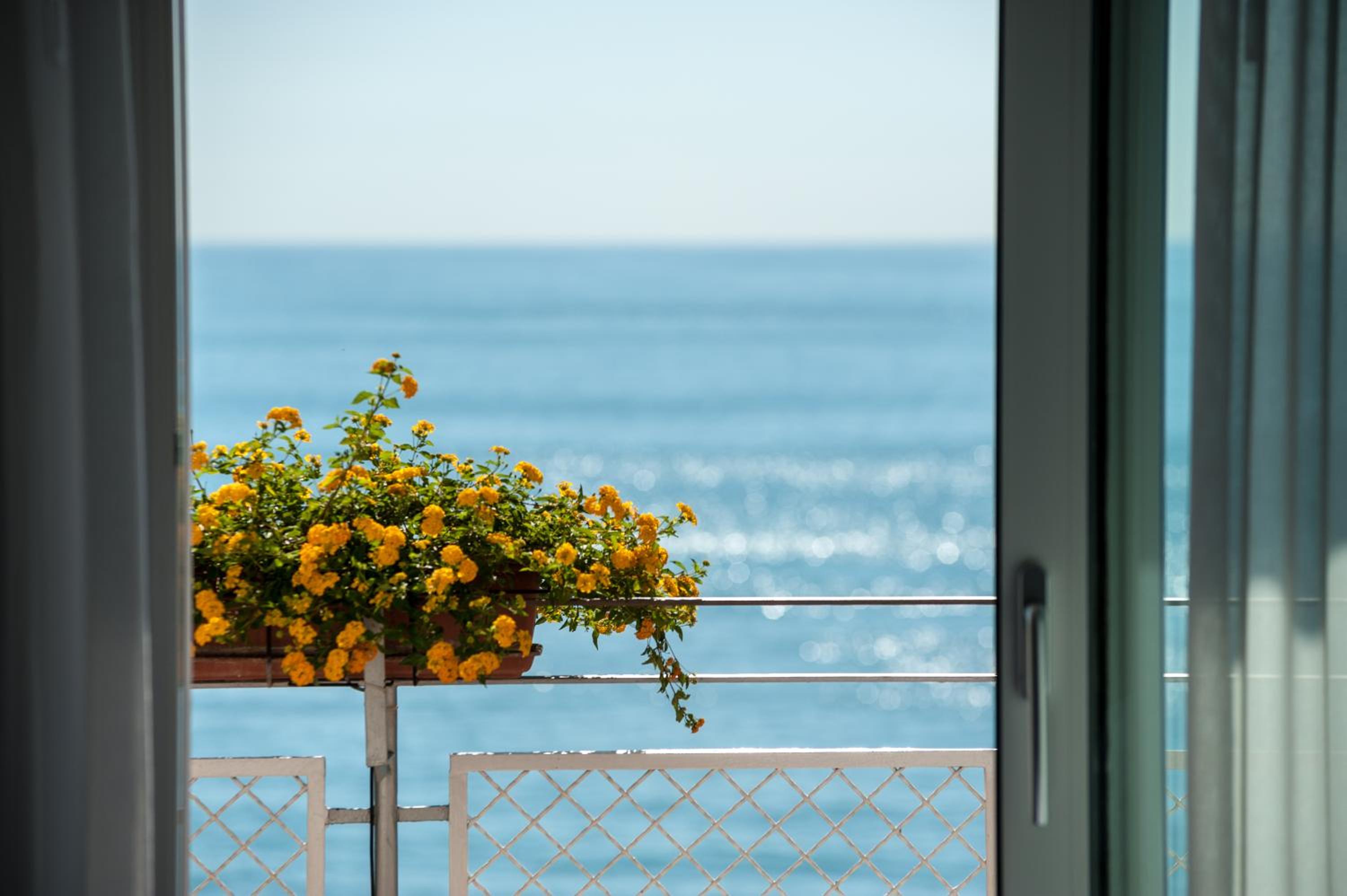 Deluxe Double or Twin Room with Balcony and Sea View - Photo 4