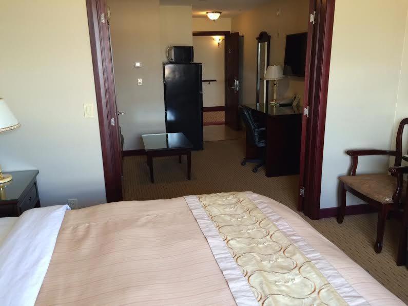 King Suite - Non-Smoking - Photo 3