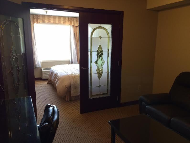 King Suite - Non-Smoking - Photo 4