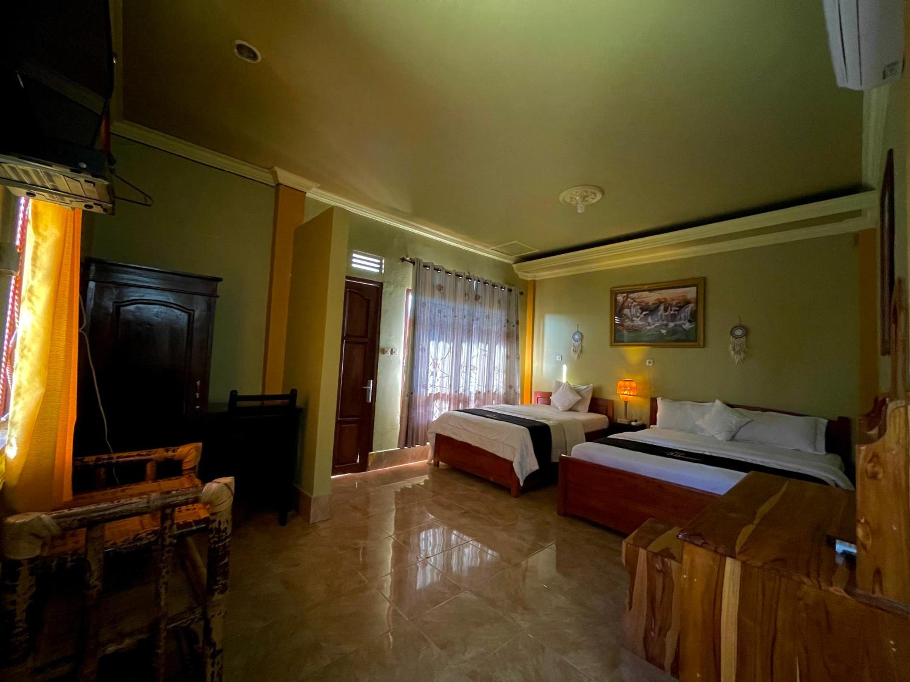 Family Room with Mountain View - Photo 4