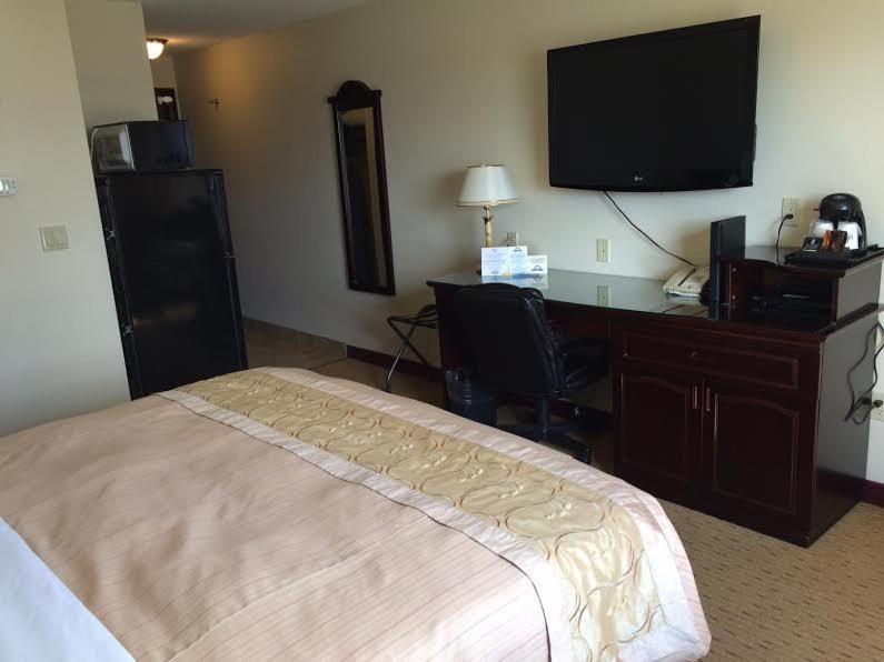 King Room - Non-Smoking - Photo 3