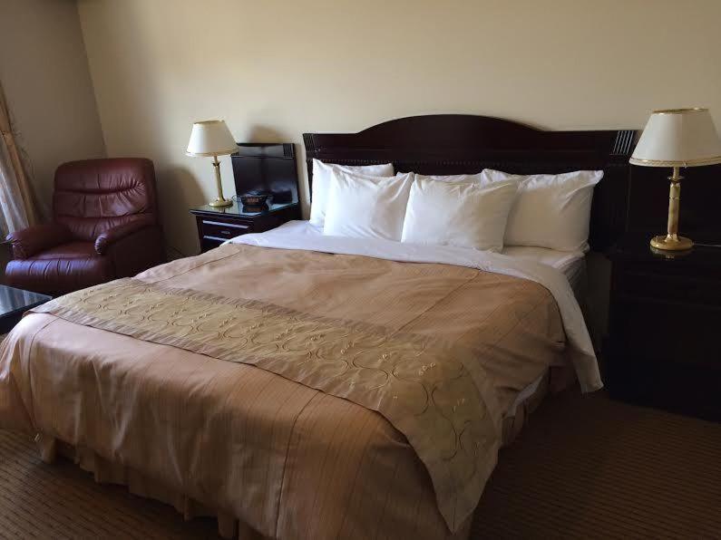 Deluxe King Room - Non-Smoking - Photo 1