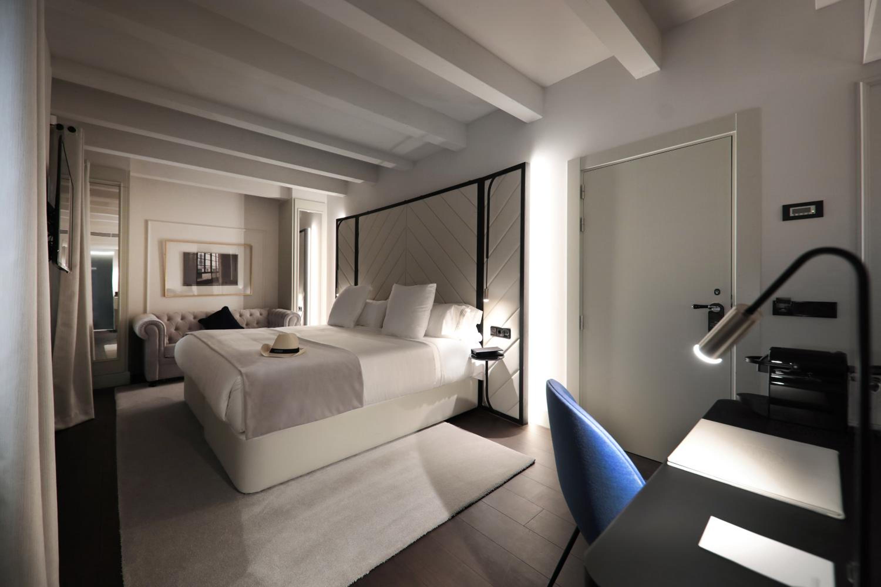 Singular Room