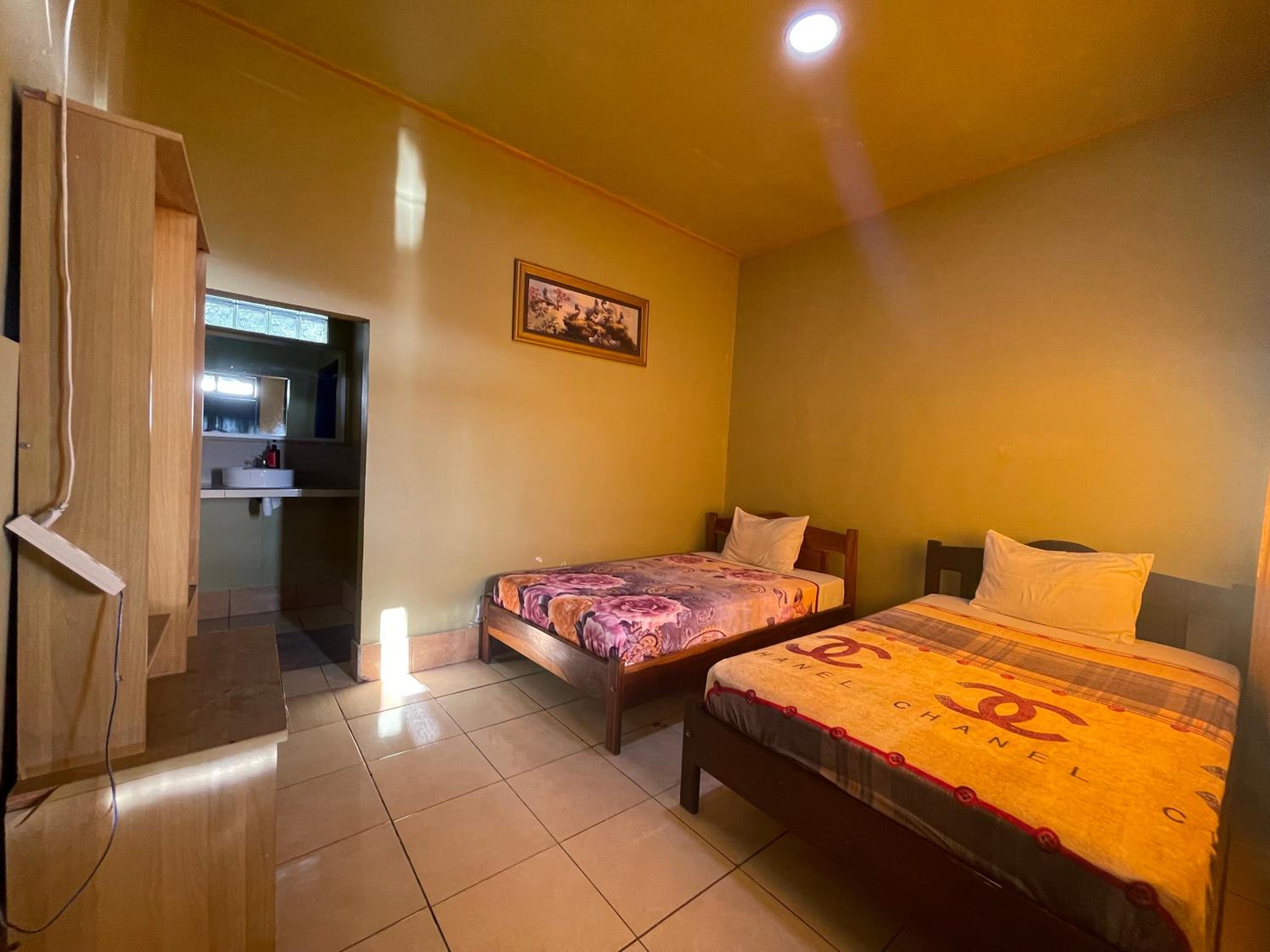 Budget Twin Room - Photo 1