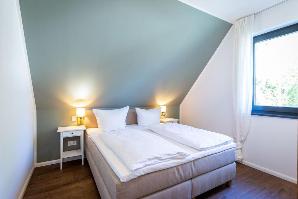 Six-Bedroom House photo 2