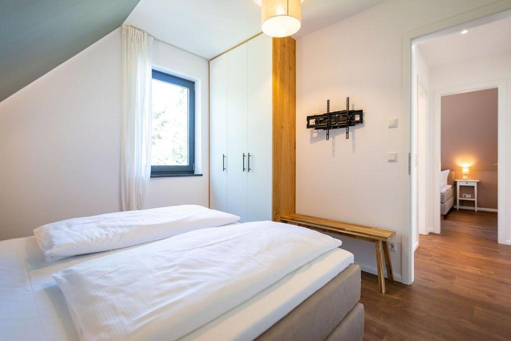 Six-Bedroom House photo 3