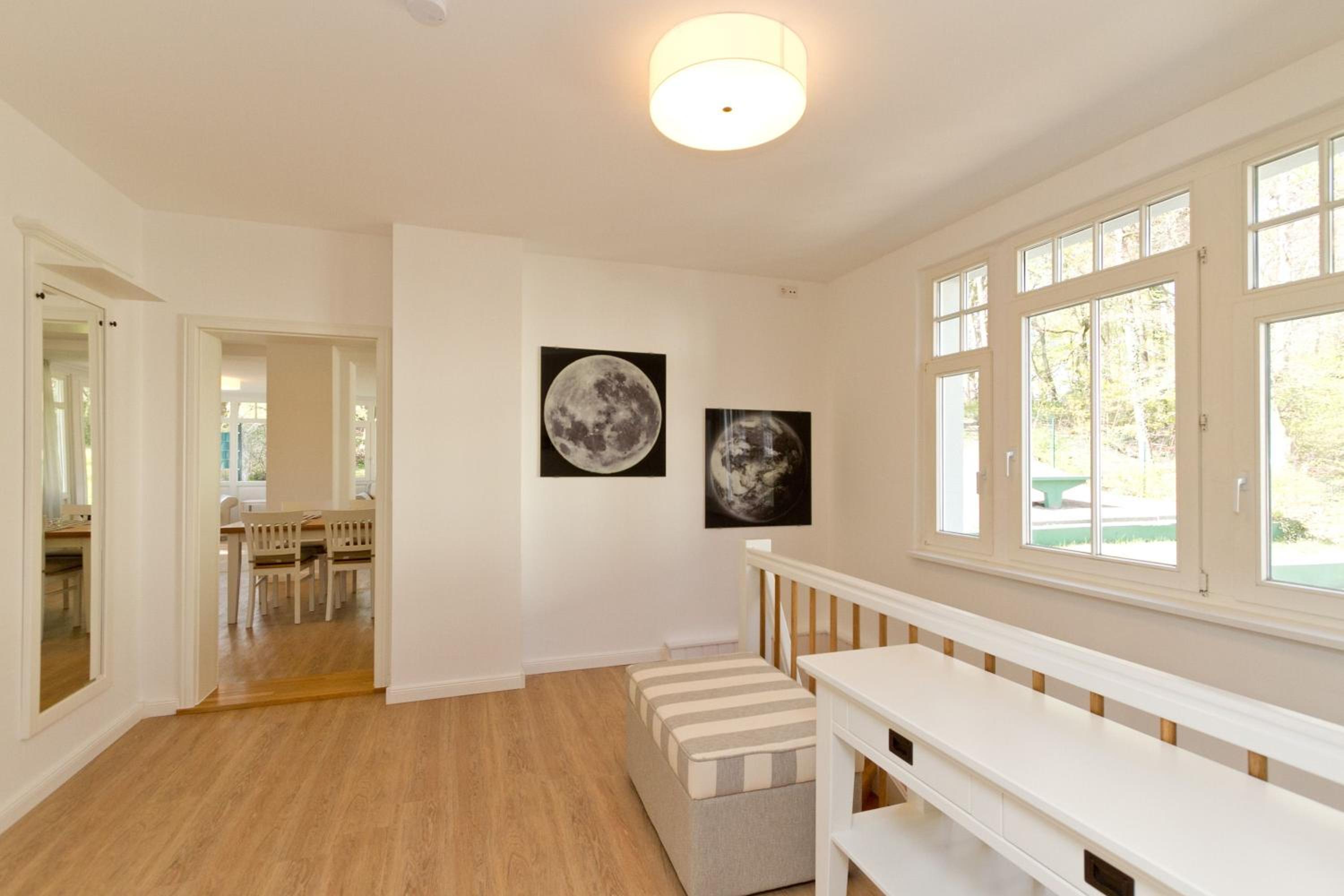Five-Bedroom House photo 2