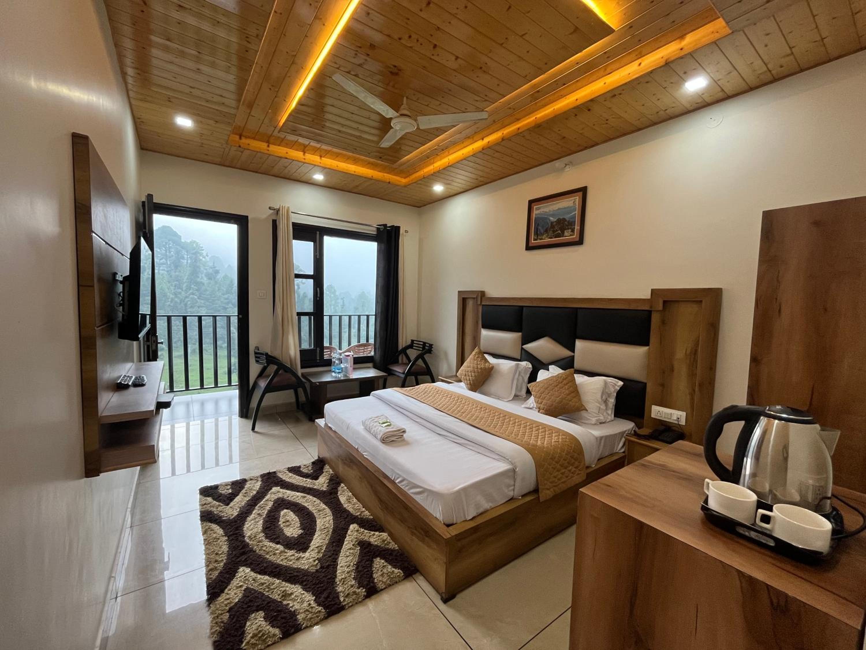 Deluxe Double Room with Balcony photo 2