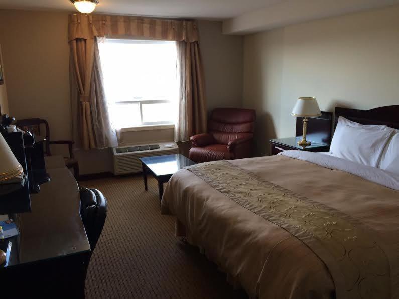Deluxe King Room - Non-Smoking - Photo 2