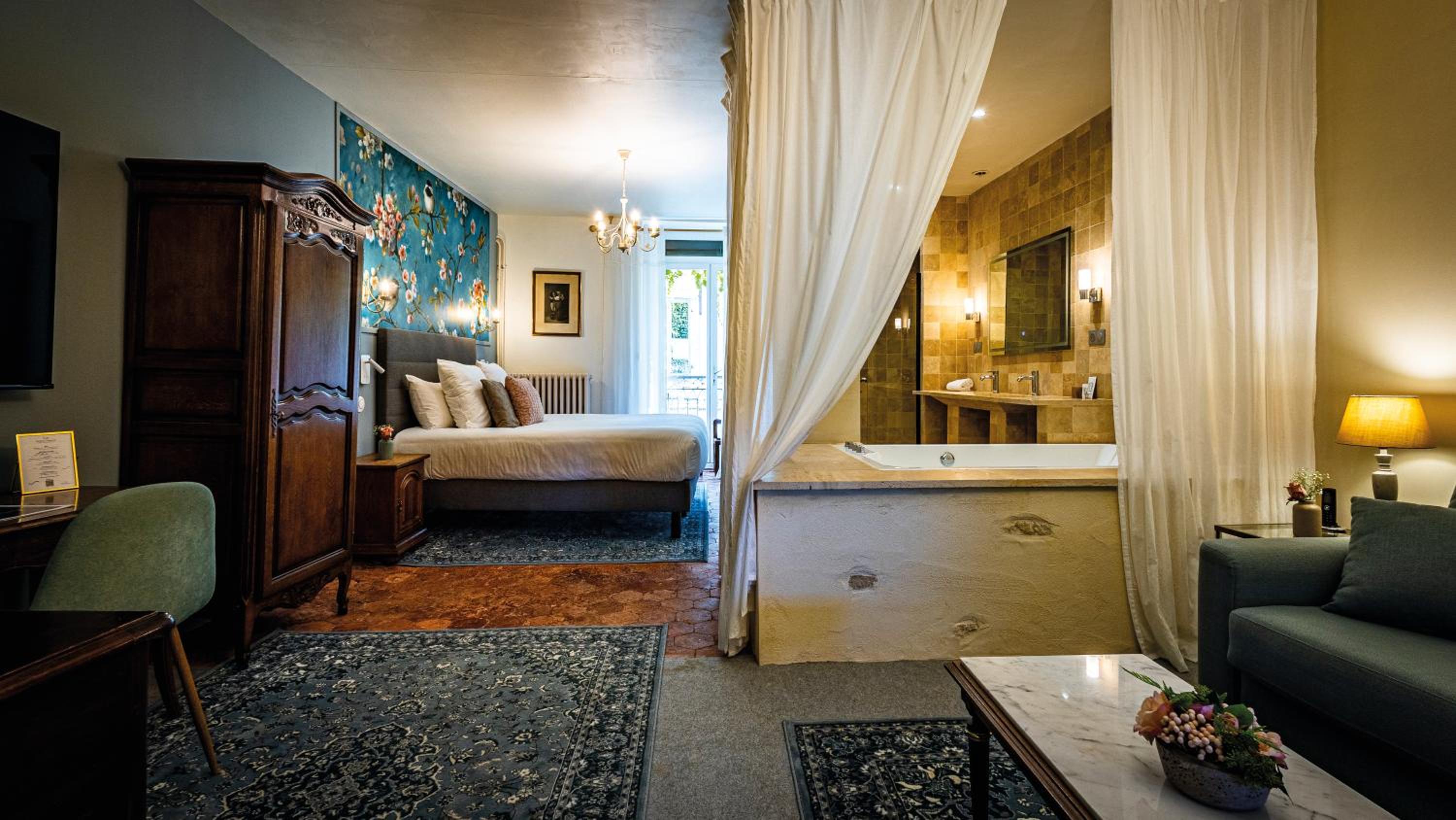 Suite - Photo 1