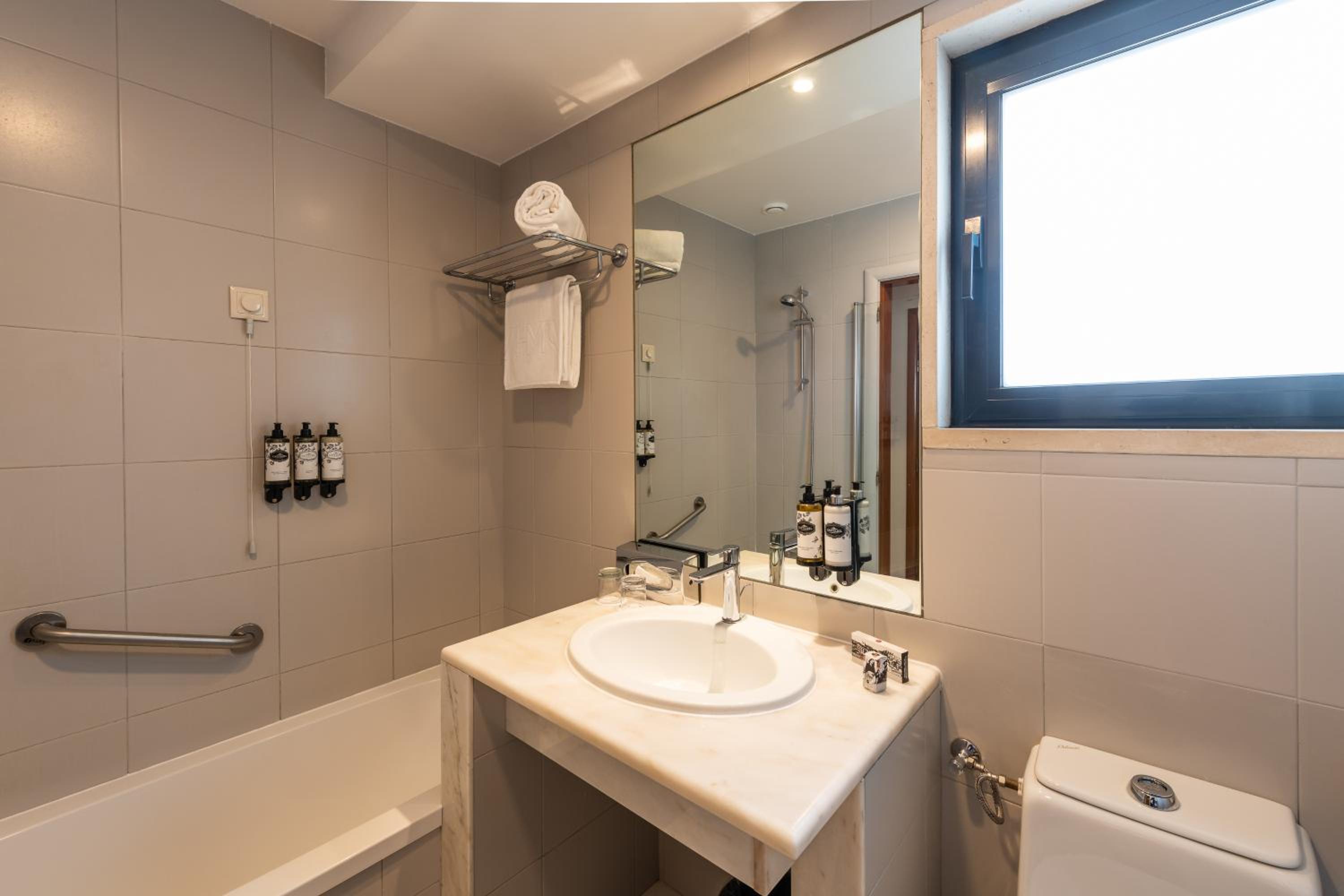 Suite with Balcony - Photo 4